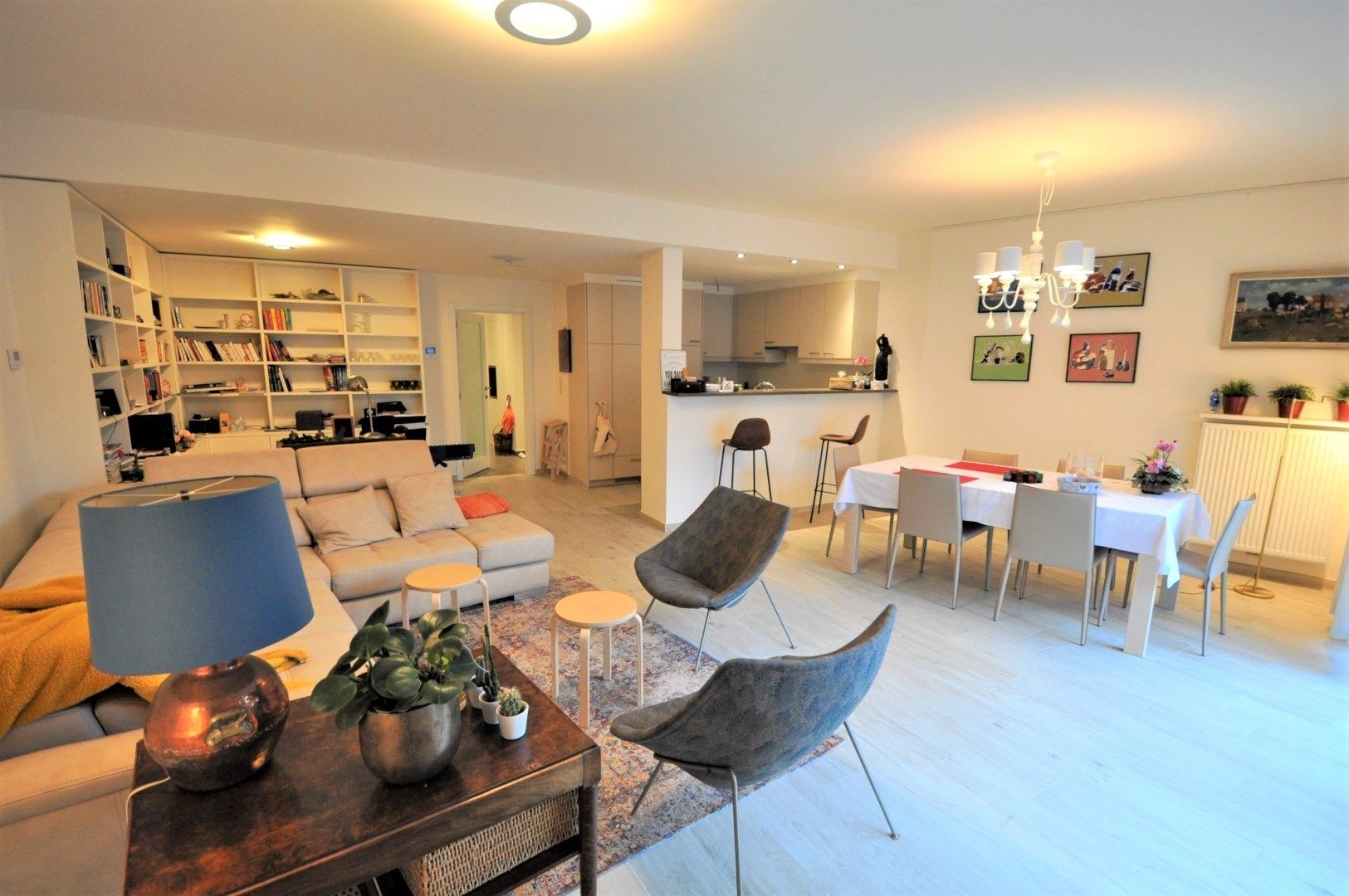 Ruim en instapklaar appartement met 2 slaapkamers, parking op een rustige groene omgeving te Brugge foto 5