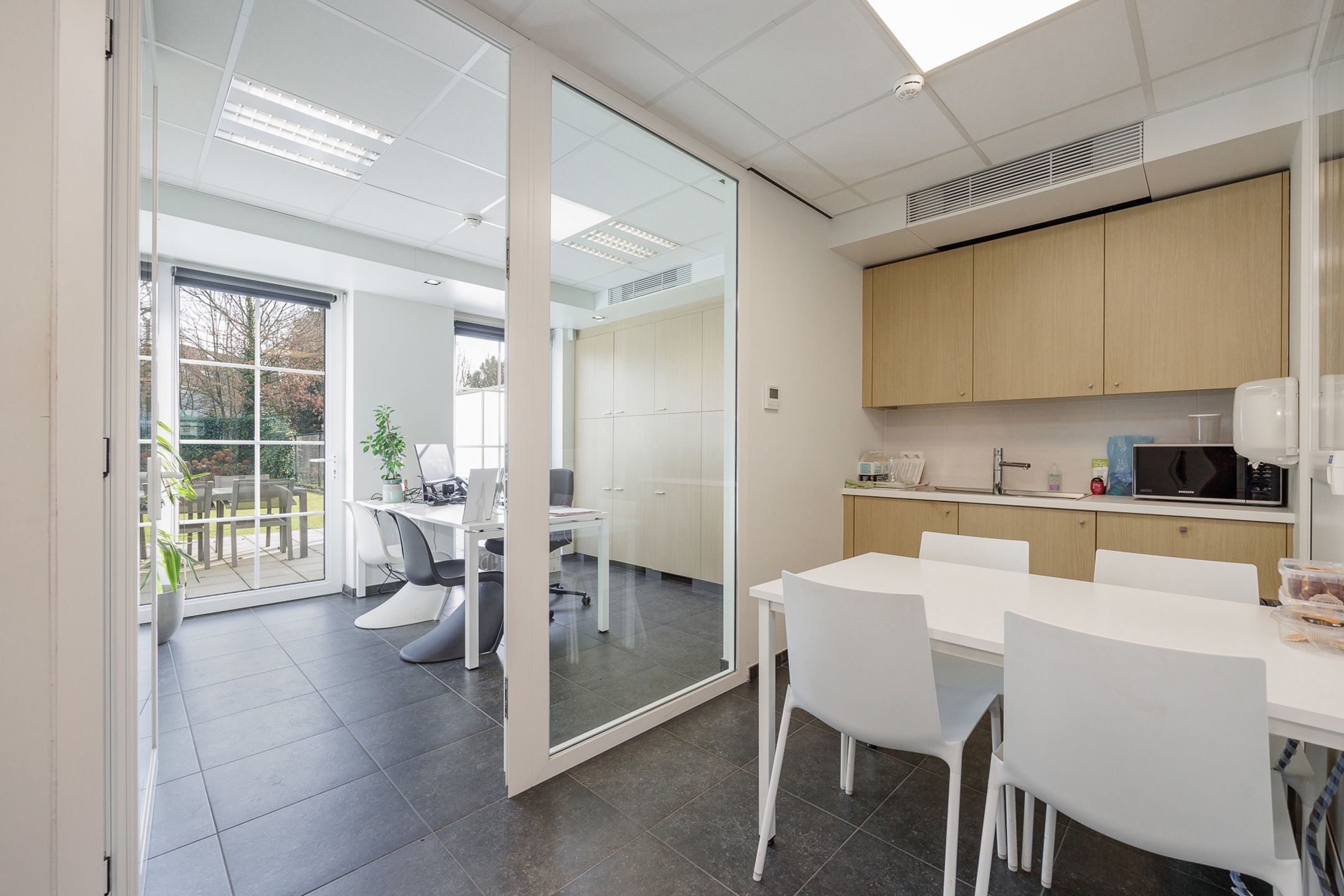 Kantoor 95 m² + tuin en 2 autostaanplaatsen op top locatie foto 13