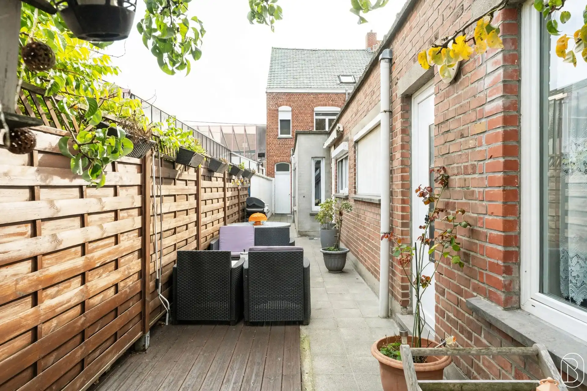 Ruime woning met tuin en handelsgelijkvloers foto 5