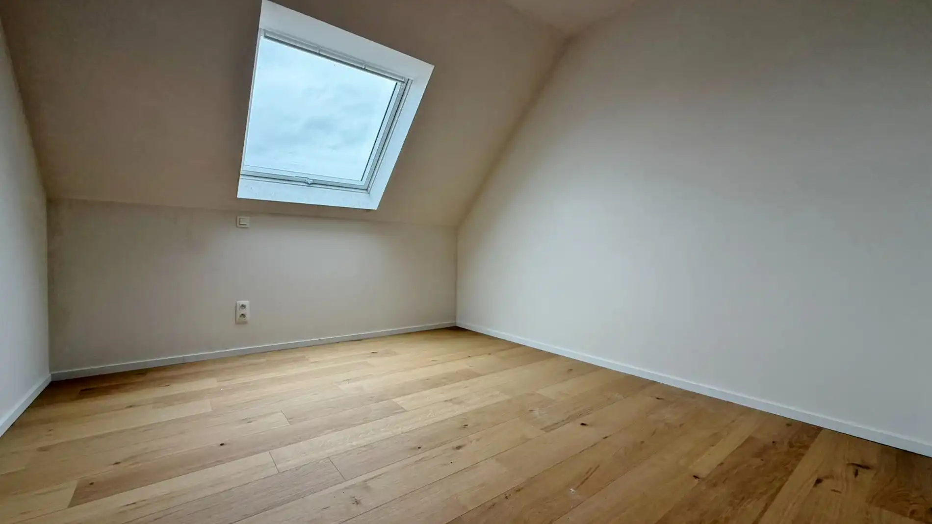 Halfopen karaktervolle nieuwbouwwoning met dubbele garage en tuin. ( 6%btw mogelijk ) foto 11