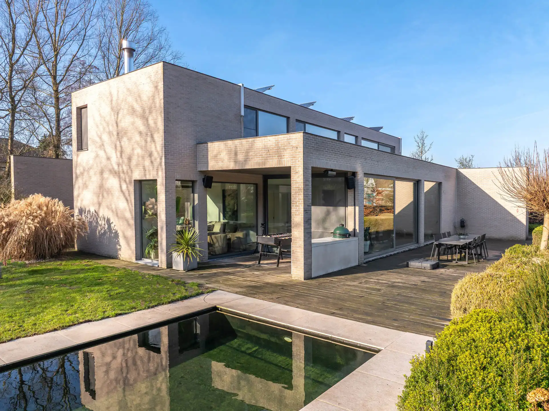 Luxueuze moderne villa met zwemvijver omringd door groen foto 23