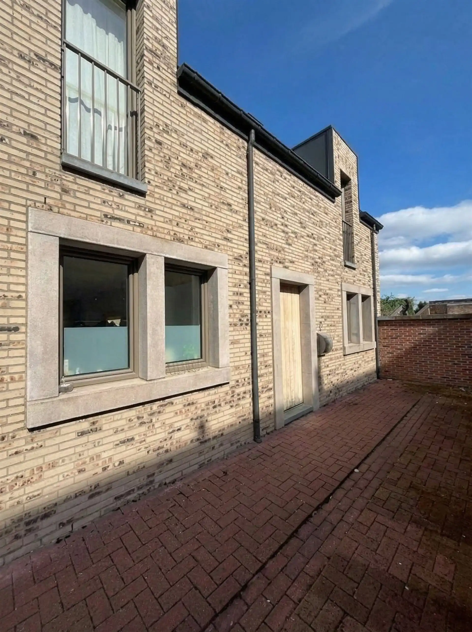 Instapklare, energiezuinige starterswoning met 2 slaapkamers, tuintje en ondergrondse parking op toplocatie in Maasmechelen! foto 2