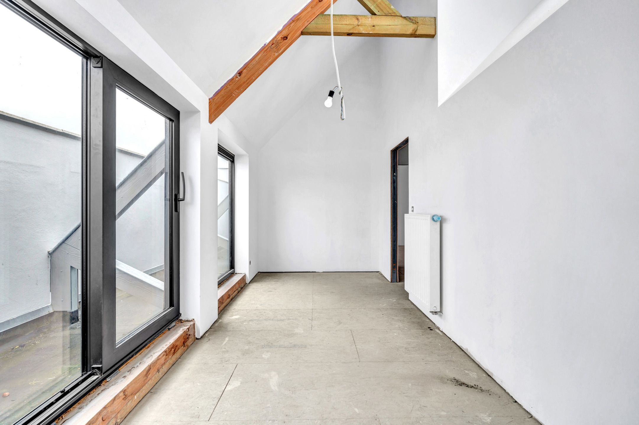 Goed gelegen opslagplaats met ruim af te werken appartement foto 21