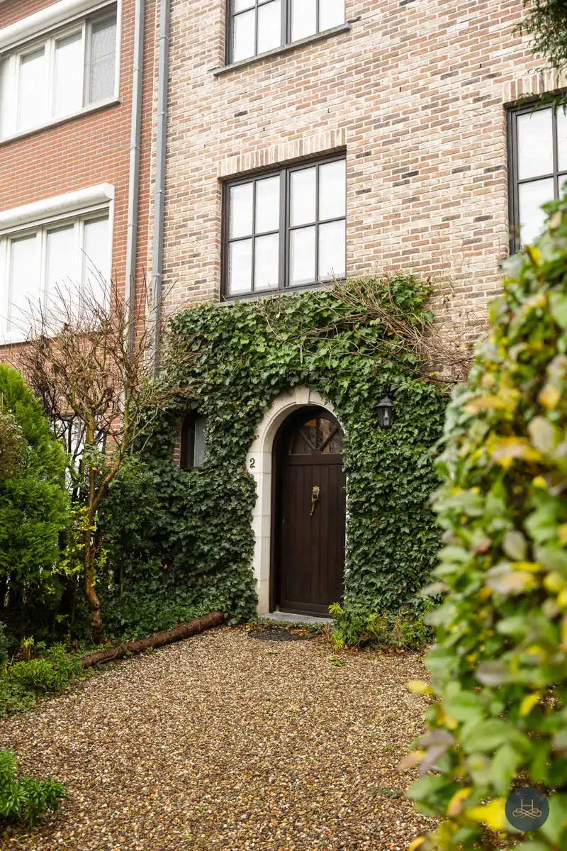 Warme, halfopen energiezuinige woning met dubbele garage foto 2