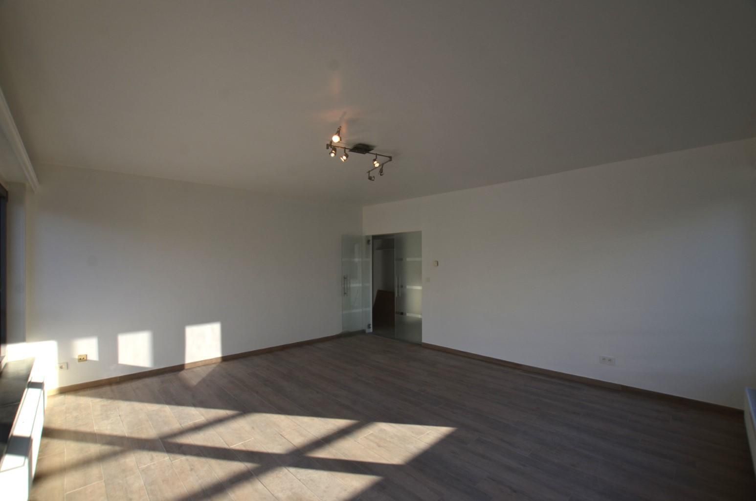 Prachtig gerenoveerd app met 2 slpk + garagebox foto 4