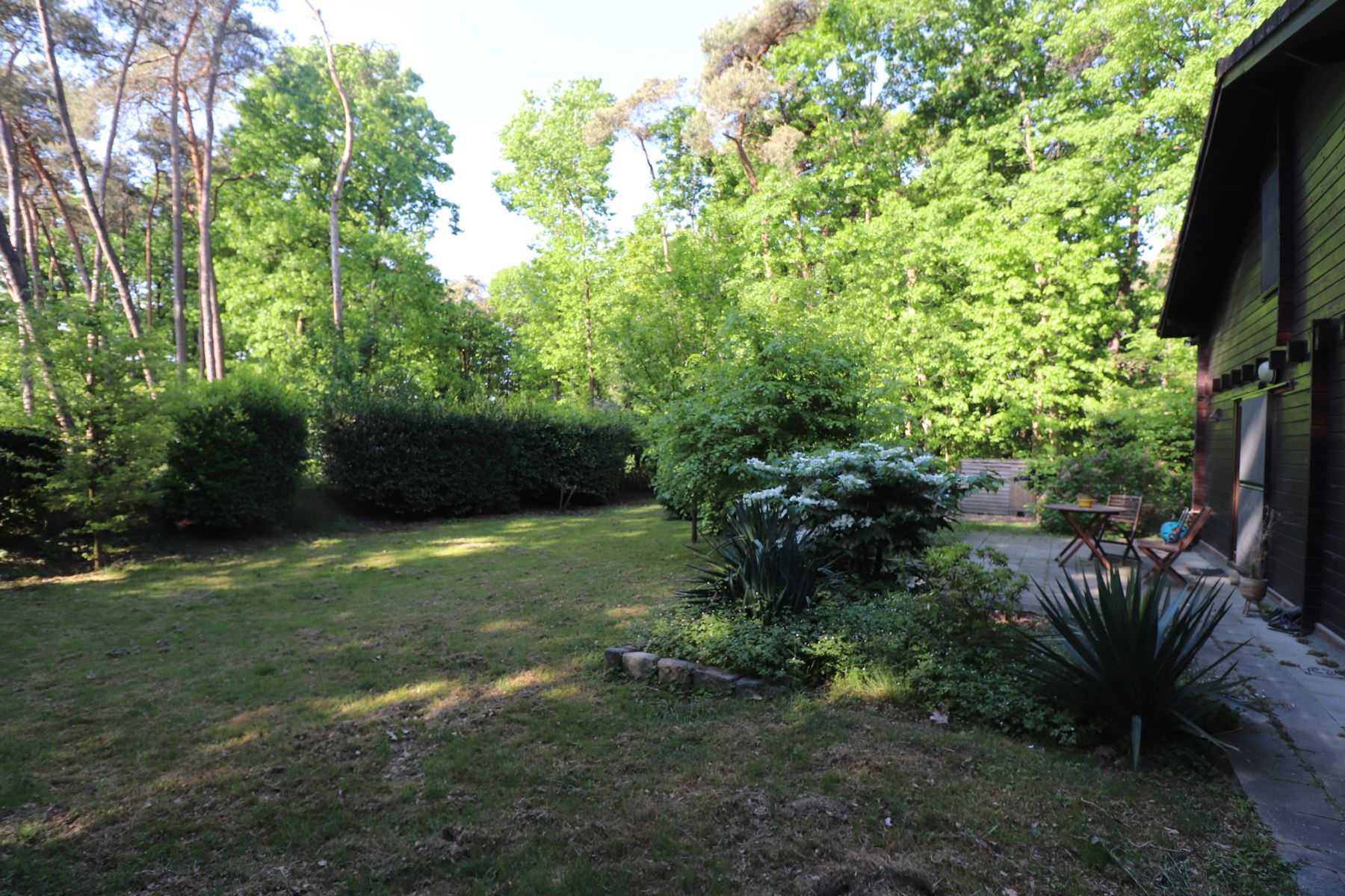 Een weekendverblijf met verdieping en met terras, carport en tuin. foto 7