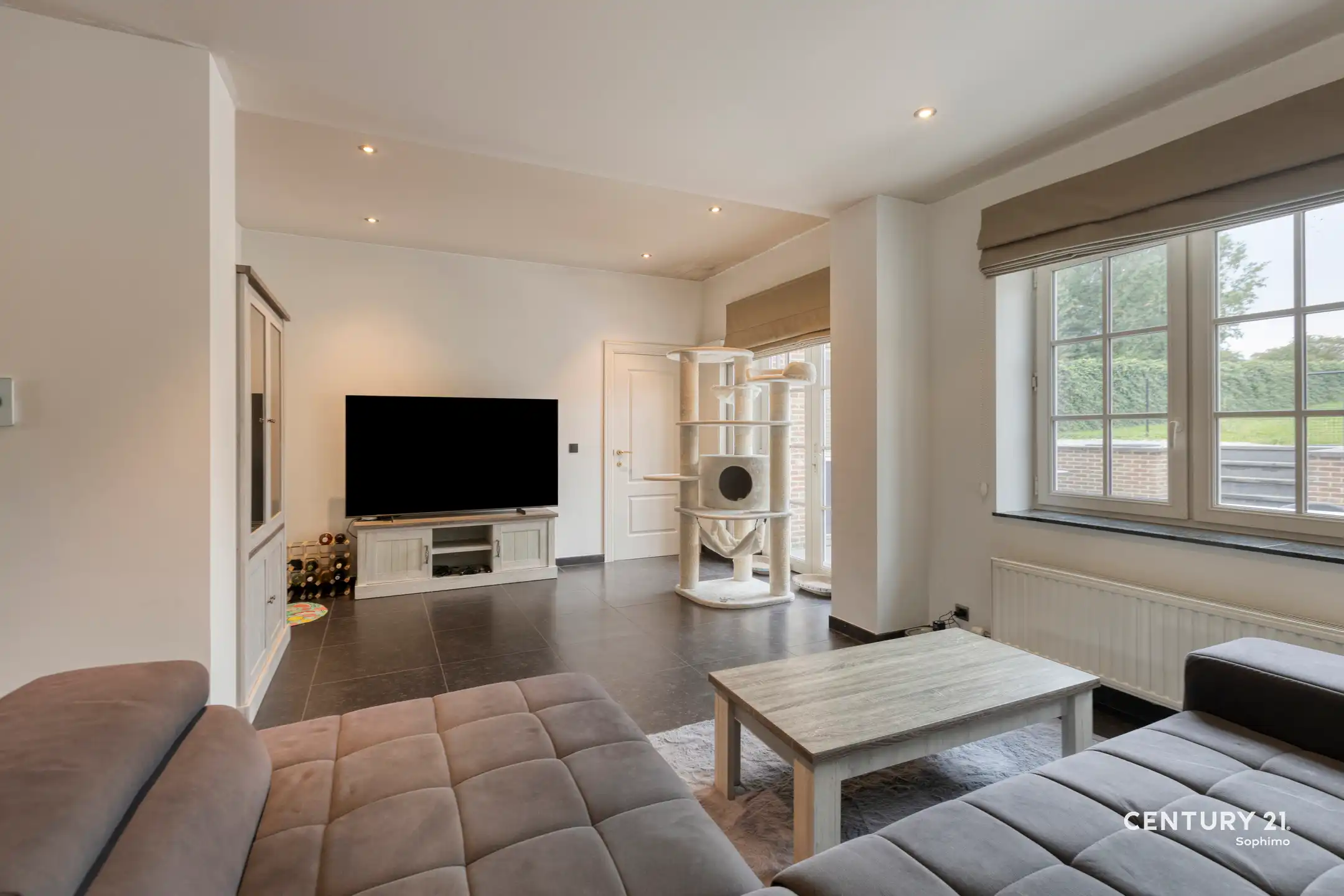Instapklare woning met vier slaapkamers op perceel van 11a22 foto 5