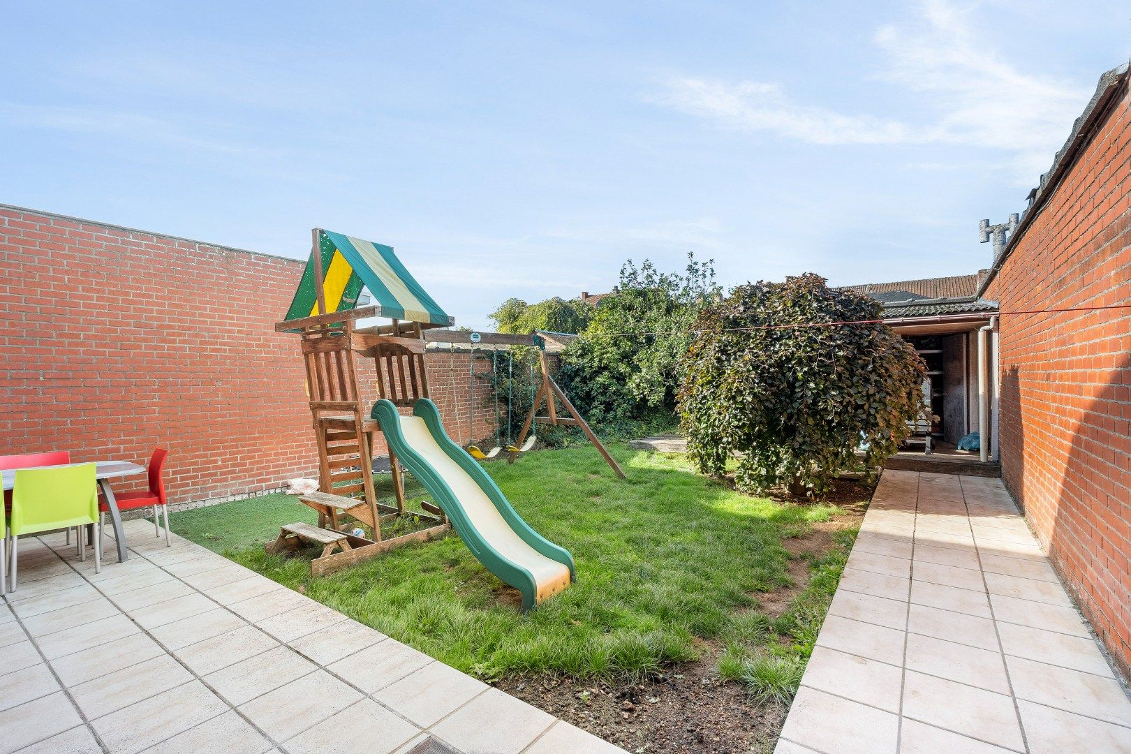 OP TE FRISSEN WONING MET 3 SLAAPKAMERS, BUREAURUIMTE, GARAGE EN  TUIN foto 2