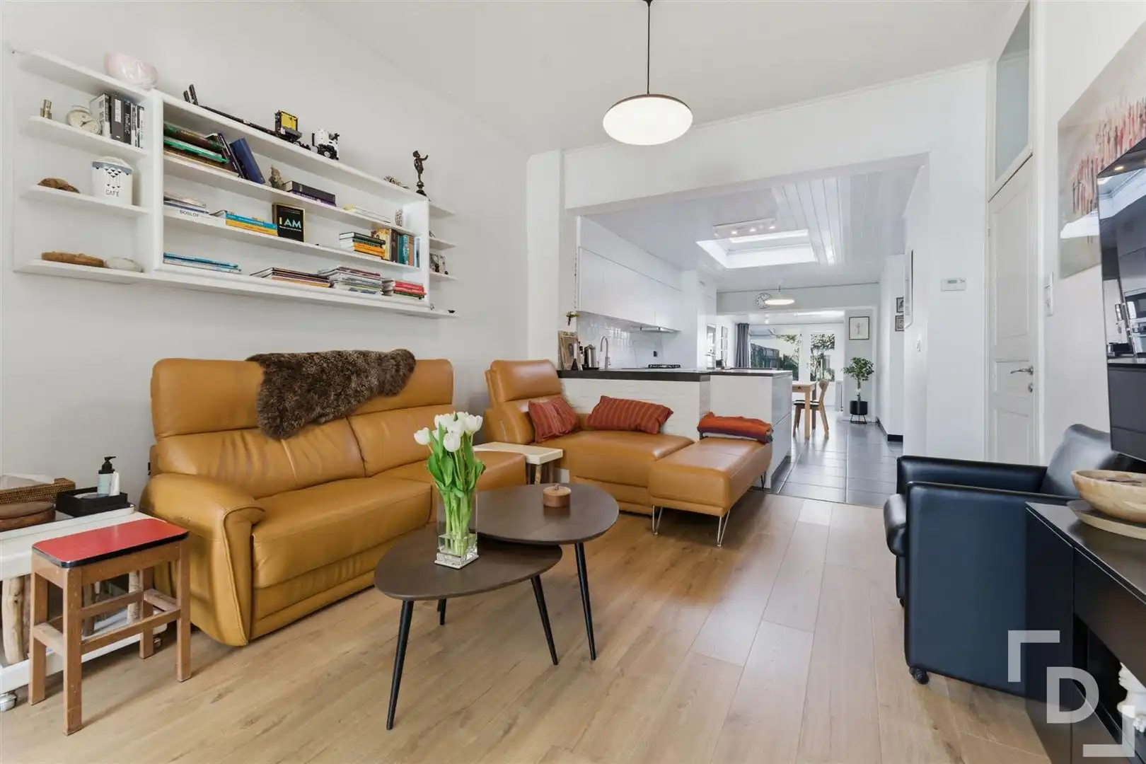 Ruime en energetische woning met uitweg en lostaande garage te koop in centrum Ieper. foto 3