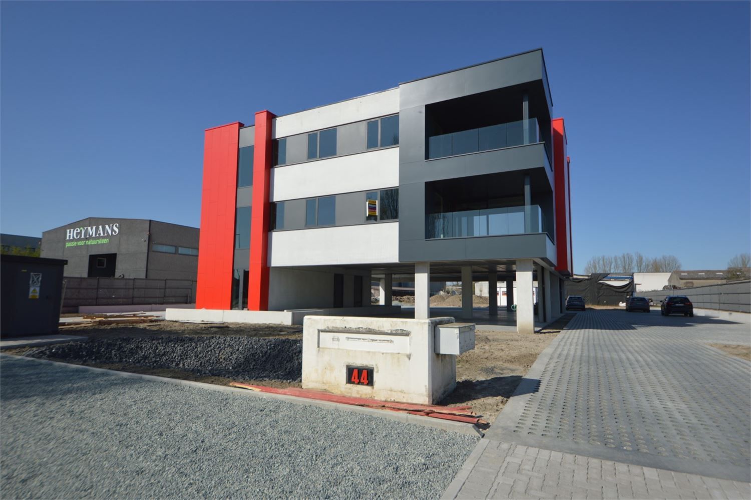 NIEUWBOUWKANTOREN MET PARKING NABIJ E40 foto 31