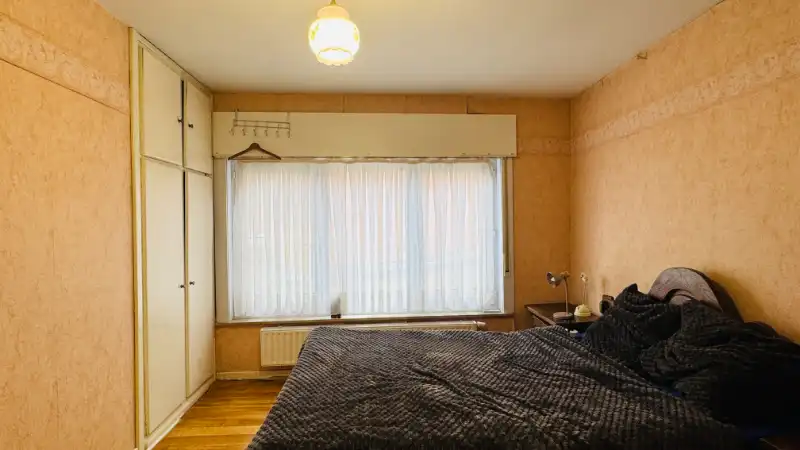 Grote, te renoveren half open bebouwing met 4 slaapkamers, tuin en garage foto 12