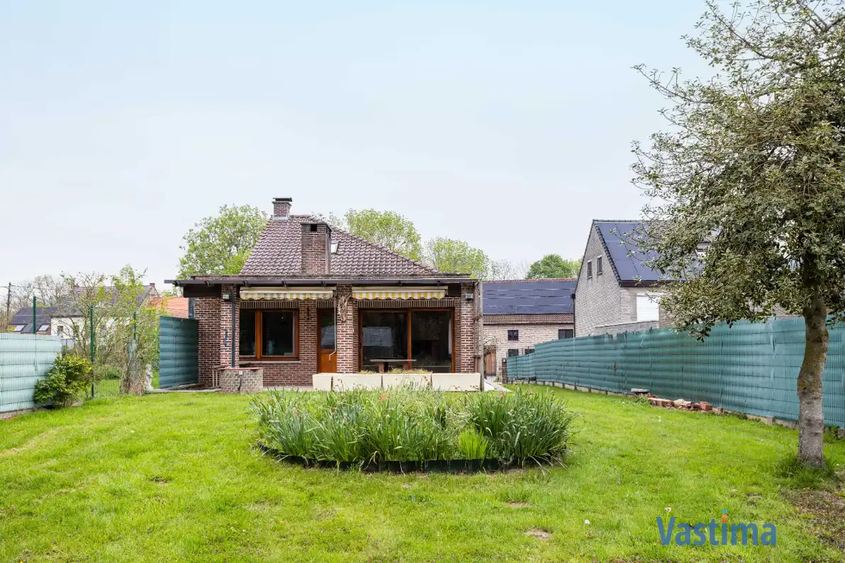 Ruime halfopen bungalow met grote kelder, 3 slaapkamers en zonnige tuin foto 6