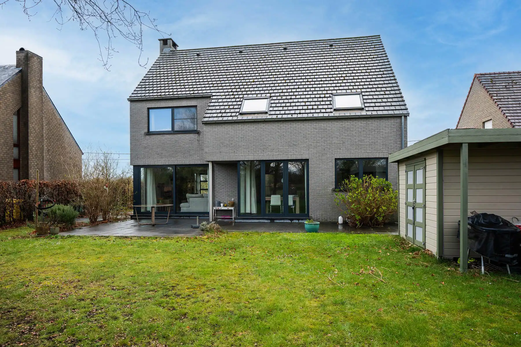 Ruime en moderne open bebouwing met prachtige tuin foto 28