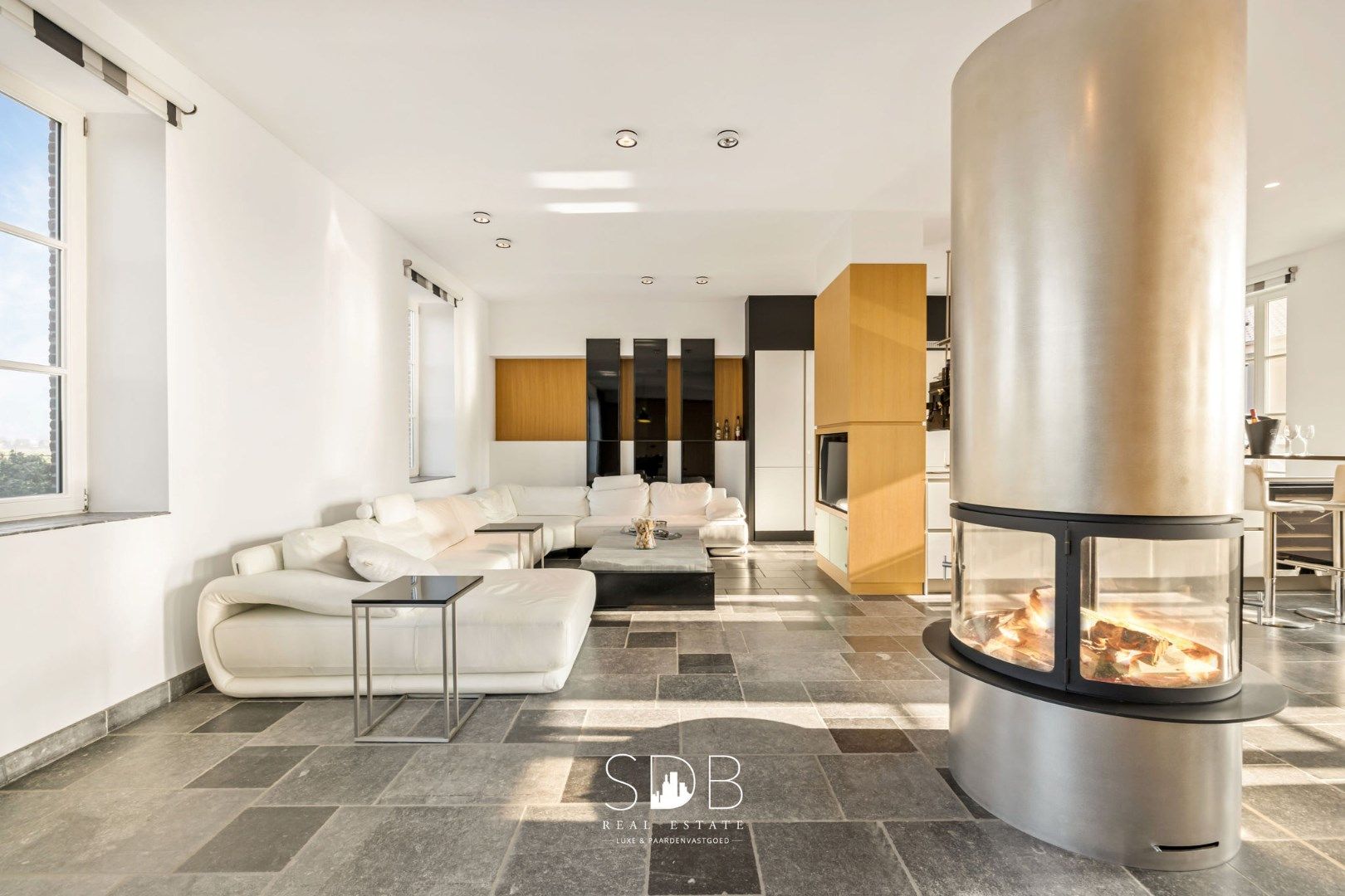 Prachtige villa in hoevestijl met bijgebouwen en graslanden op 89.070m² foto 13