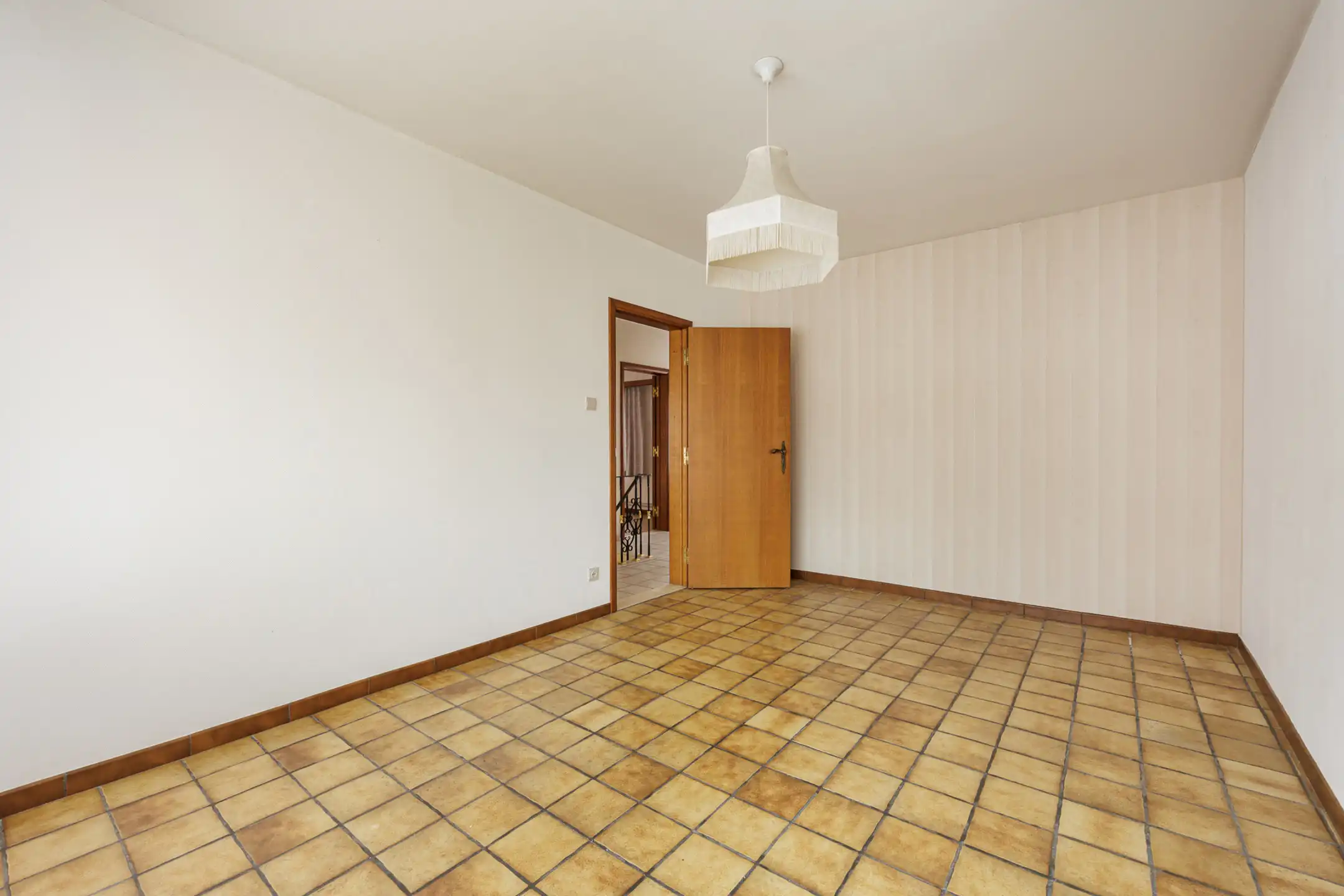 Te renoveren 3slpk-woning met 2 garages & tuin nabij centrum foto 12