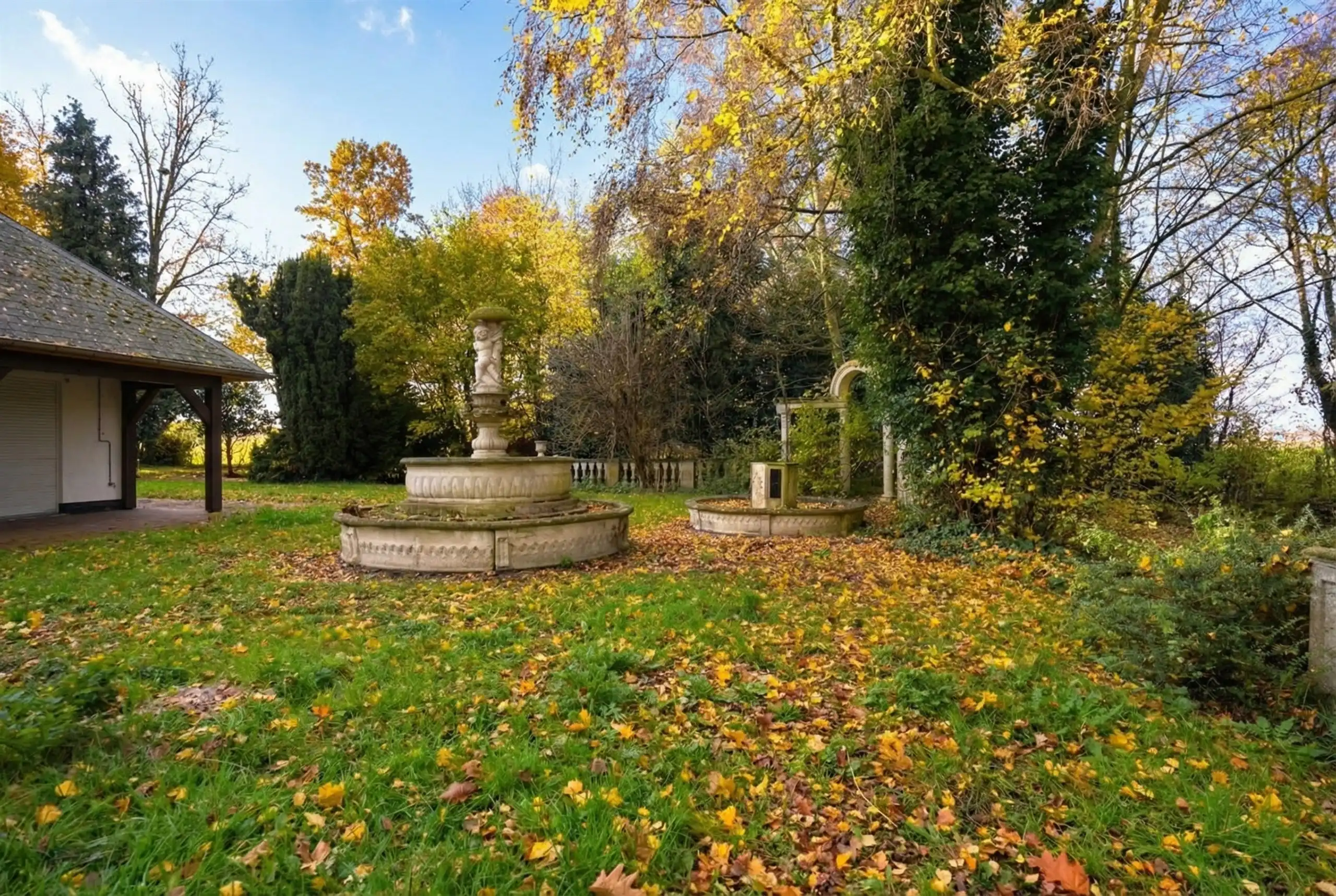 Majestueuze eigendom gelegen op een weelderig landgoed van ca. 1 ha! foto 5