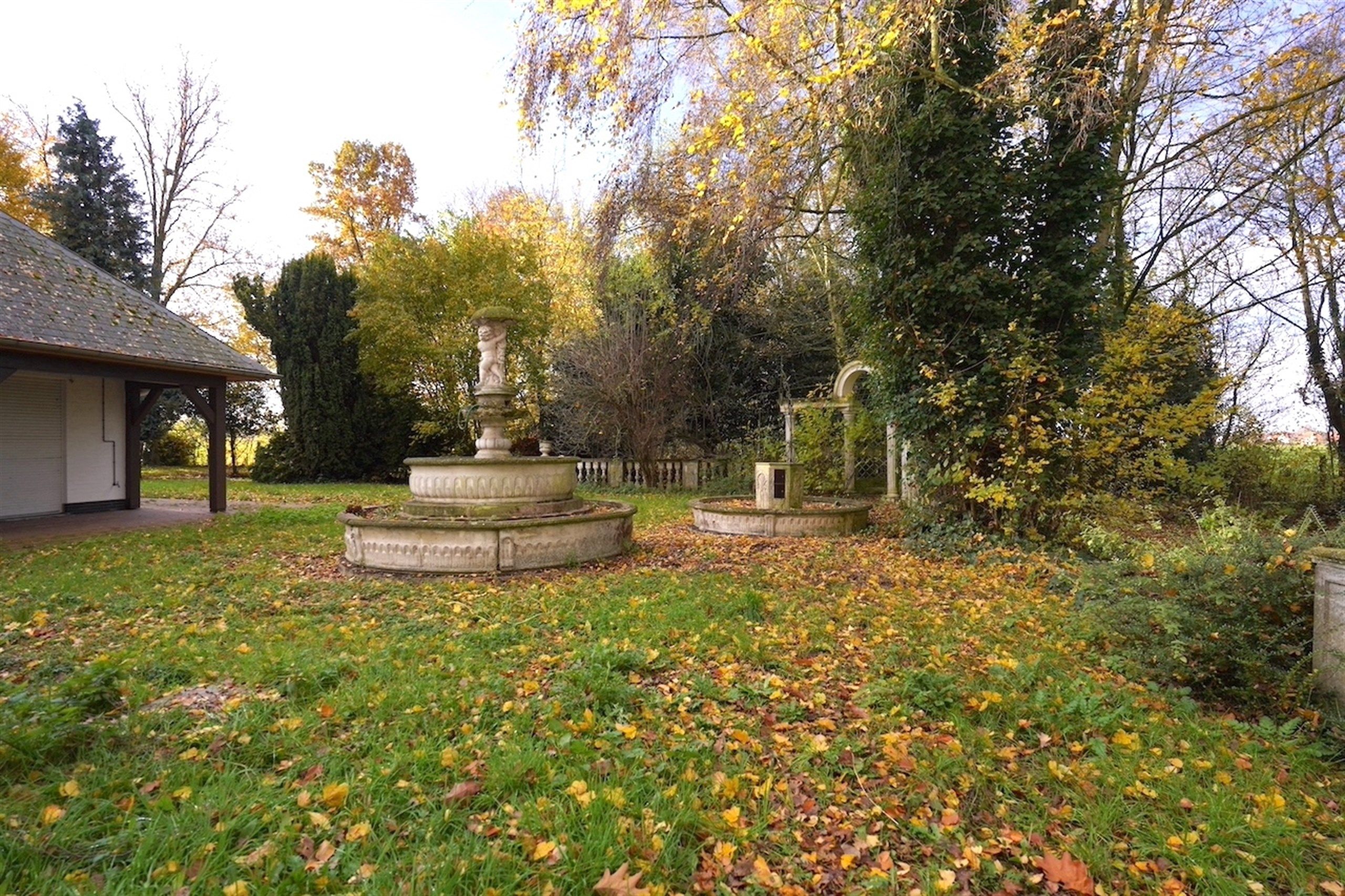 Majestueuze eigendom gelegen op een weelderig landgoed van ca. 1 ha! foto 5