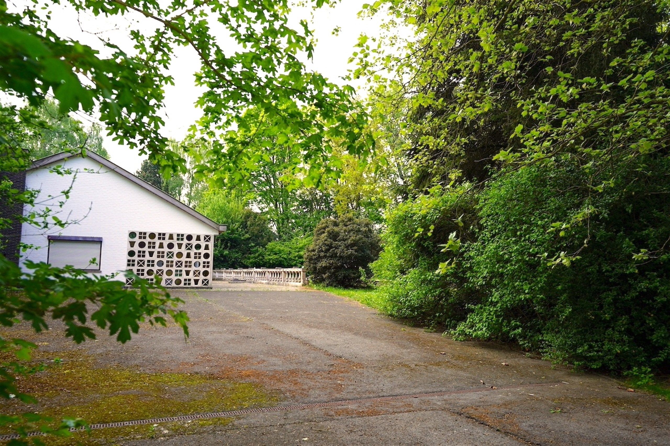 Majestueuze eigendom gelegen op een weelderig landgoed van ca. 1 ha! foto 5