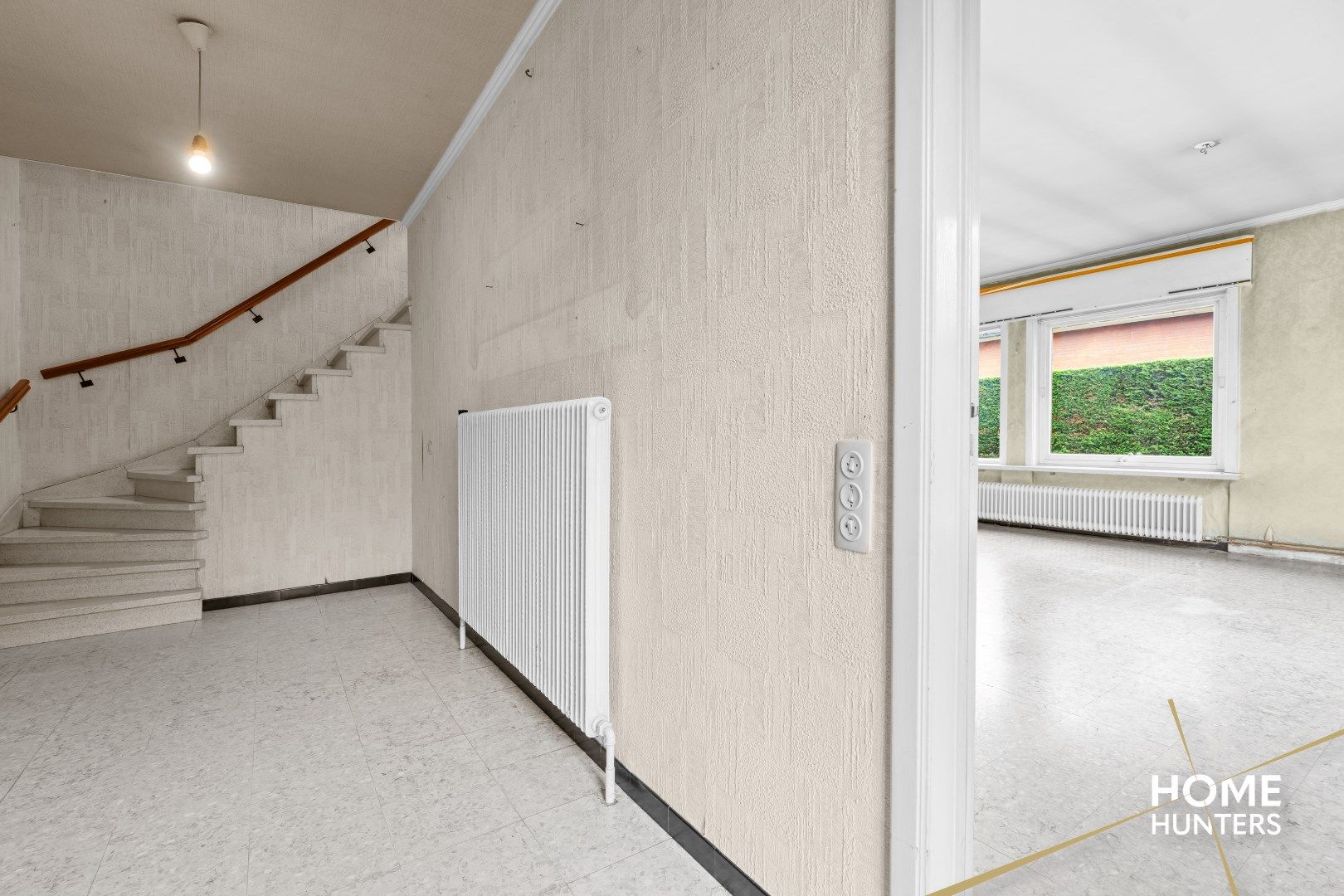 Te renoveren halfopen woning met 4 slaapkamers, 2 garages en veel potentieel te Ieper foto 2