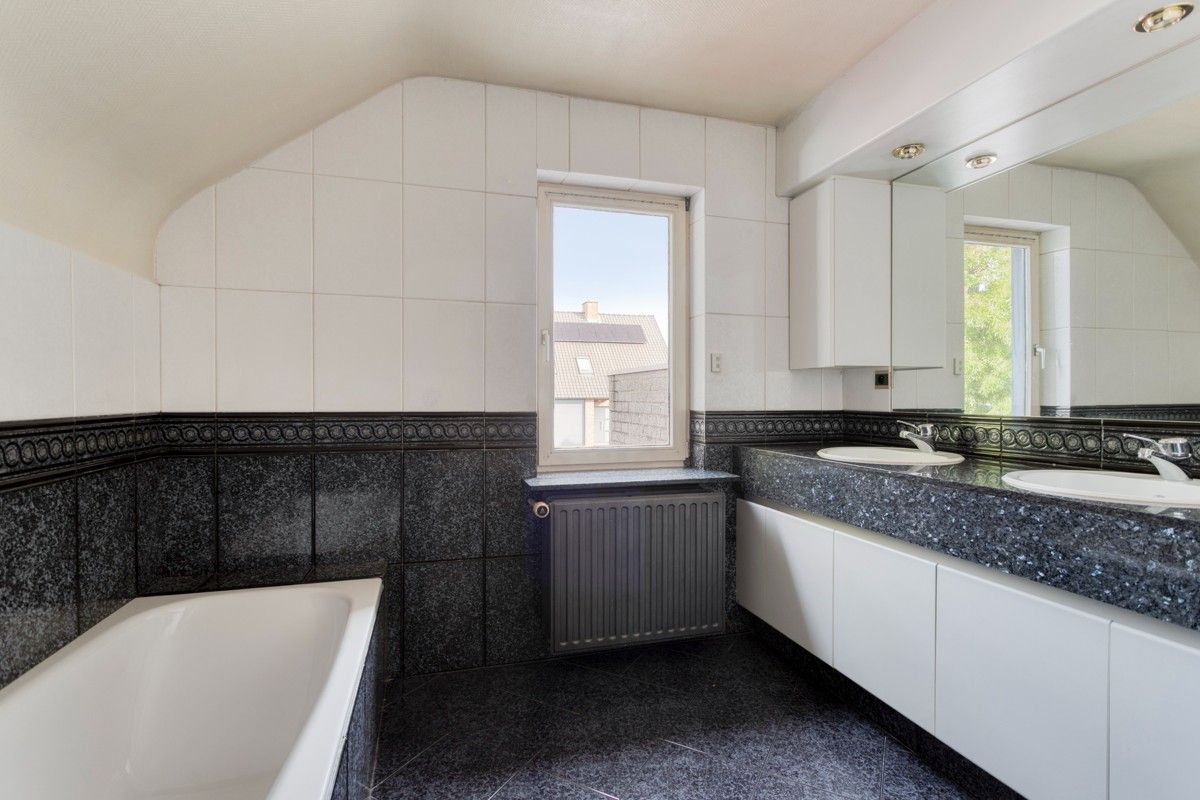 Ruime woning met praktijkruimte te Lendelede foto 9