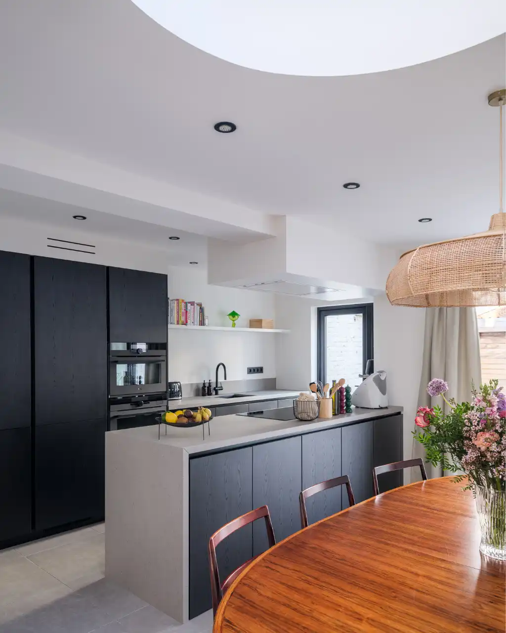 Instapklare en smaakvol gerenoveerde woning (3 slaapkamers – 2 badkamers) met tuin nabij het Paul de Smet de Naeyerpark. foto 7