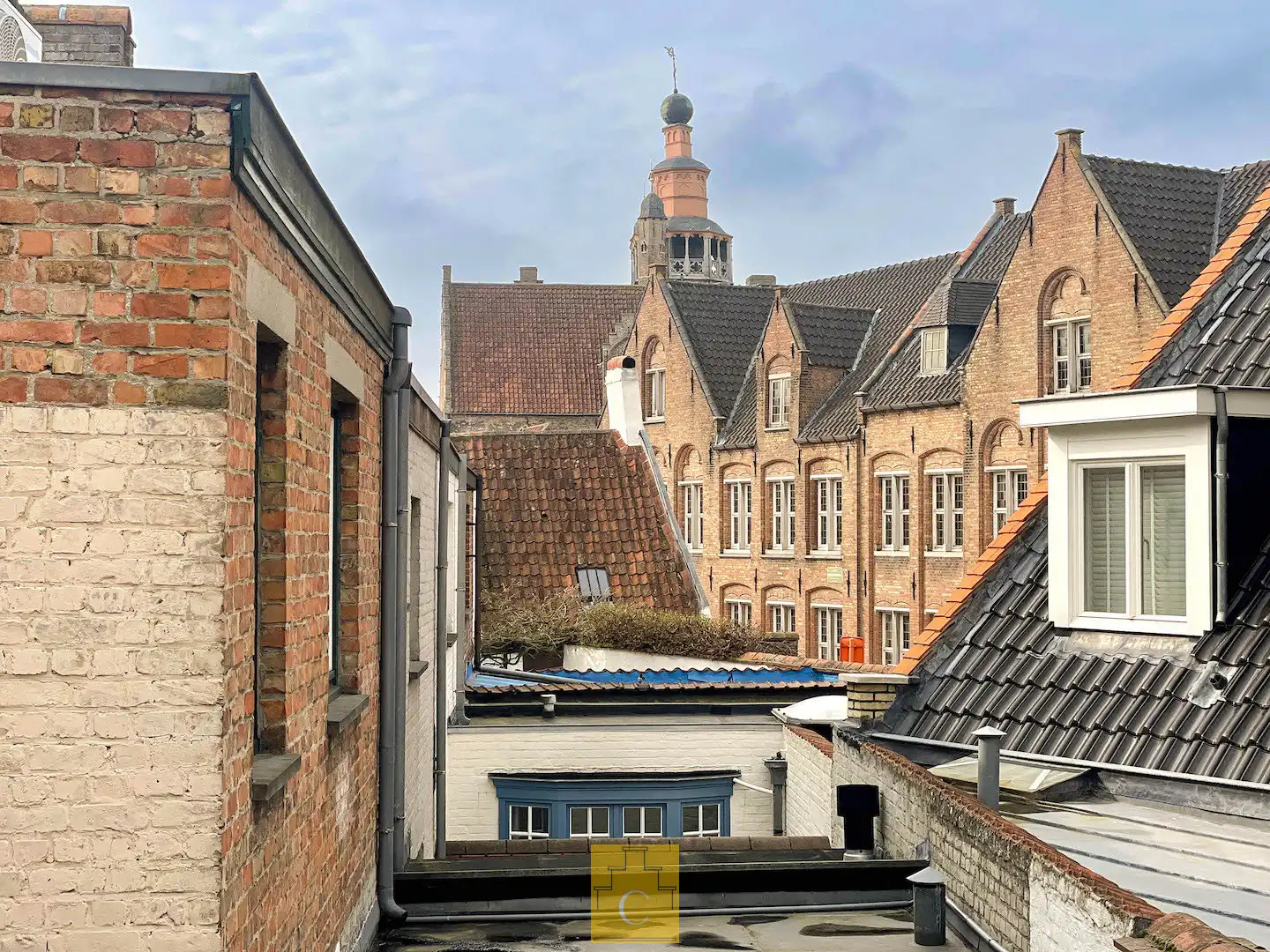 Brugs huis in de schaduw van Jeruzalemkerk, authentieke 16e-17e eeuwse gevel foto 12