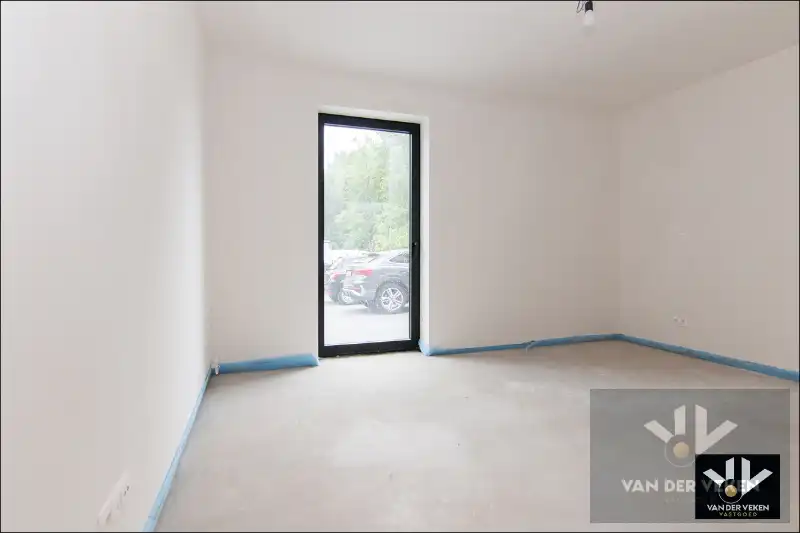 Ruim gelijkvloers nieuwbouwappartement met 2 slaapkamers, een terras en een mooie tuin op een goed bereikbare locatie! foto 9