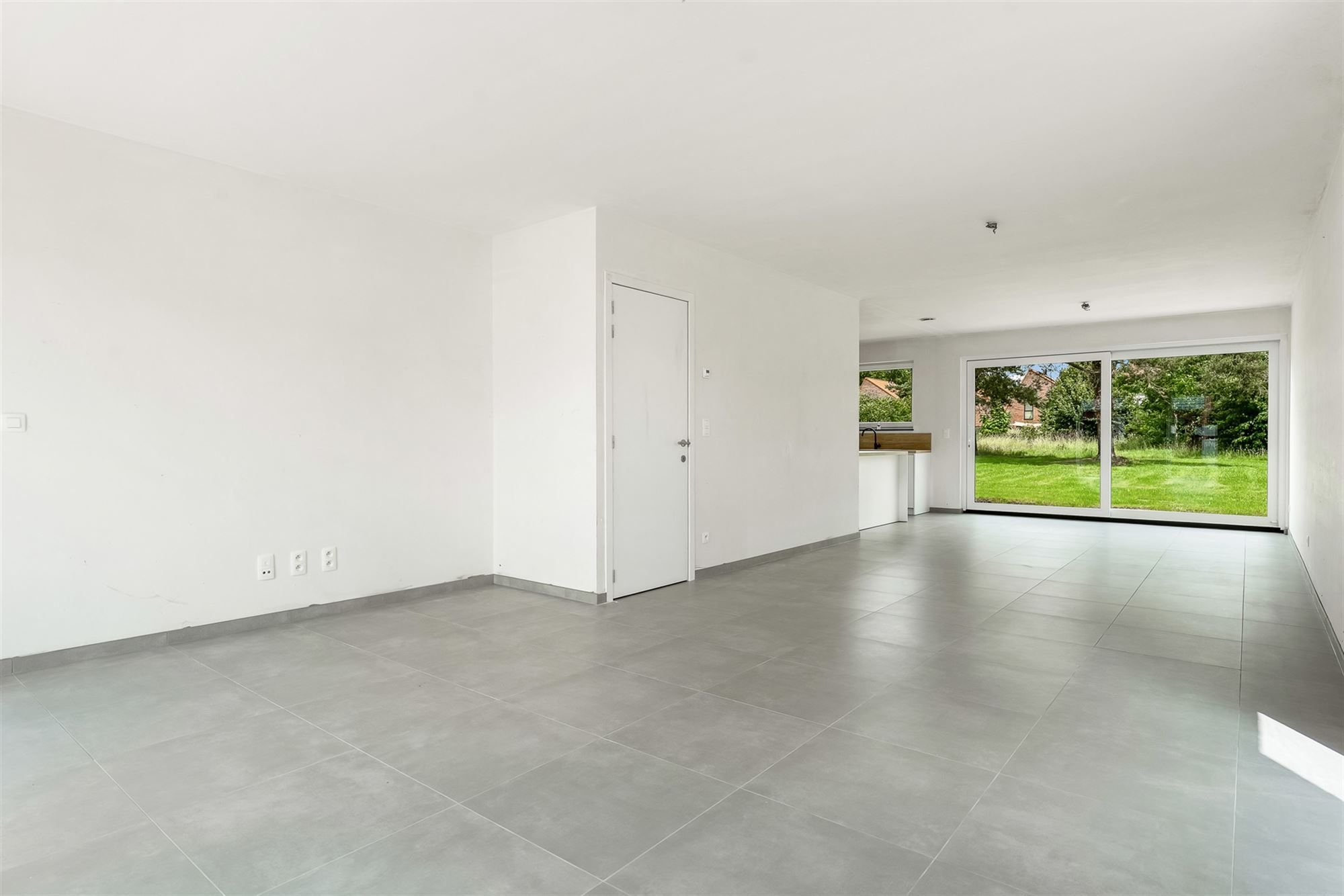 VOLLEDIG AFGEWERKTE NIEUWBOUWWONING IN DOODLOPENDE STRAAT foto 5
