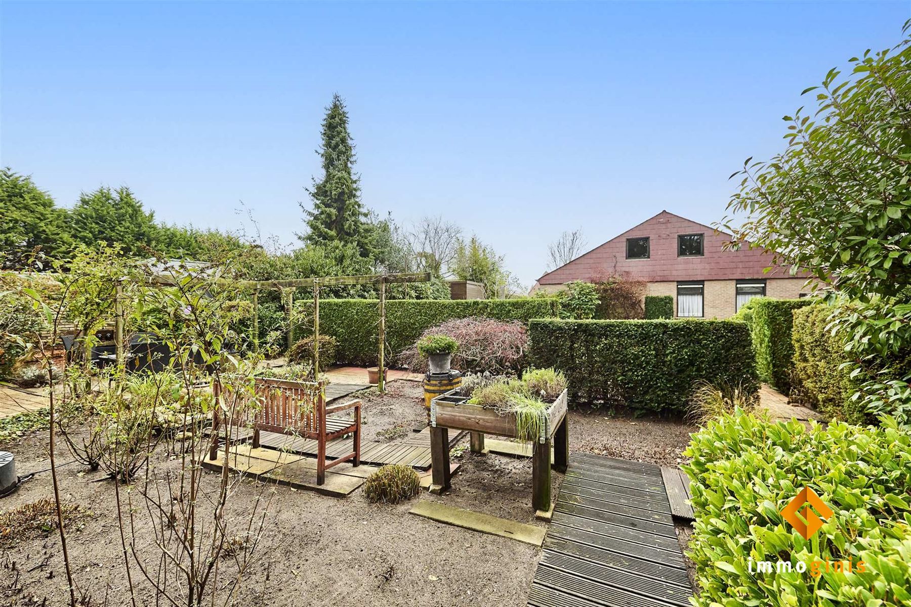 Zéér ruime woning op een mooi perceel van 17a82ca met 5 slaapkamers en uitbreidingsmogelijkheden op de eerste verdieping! foto 39