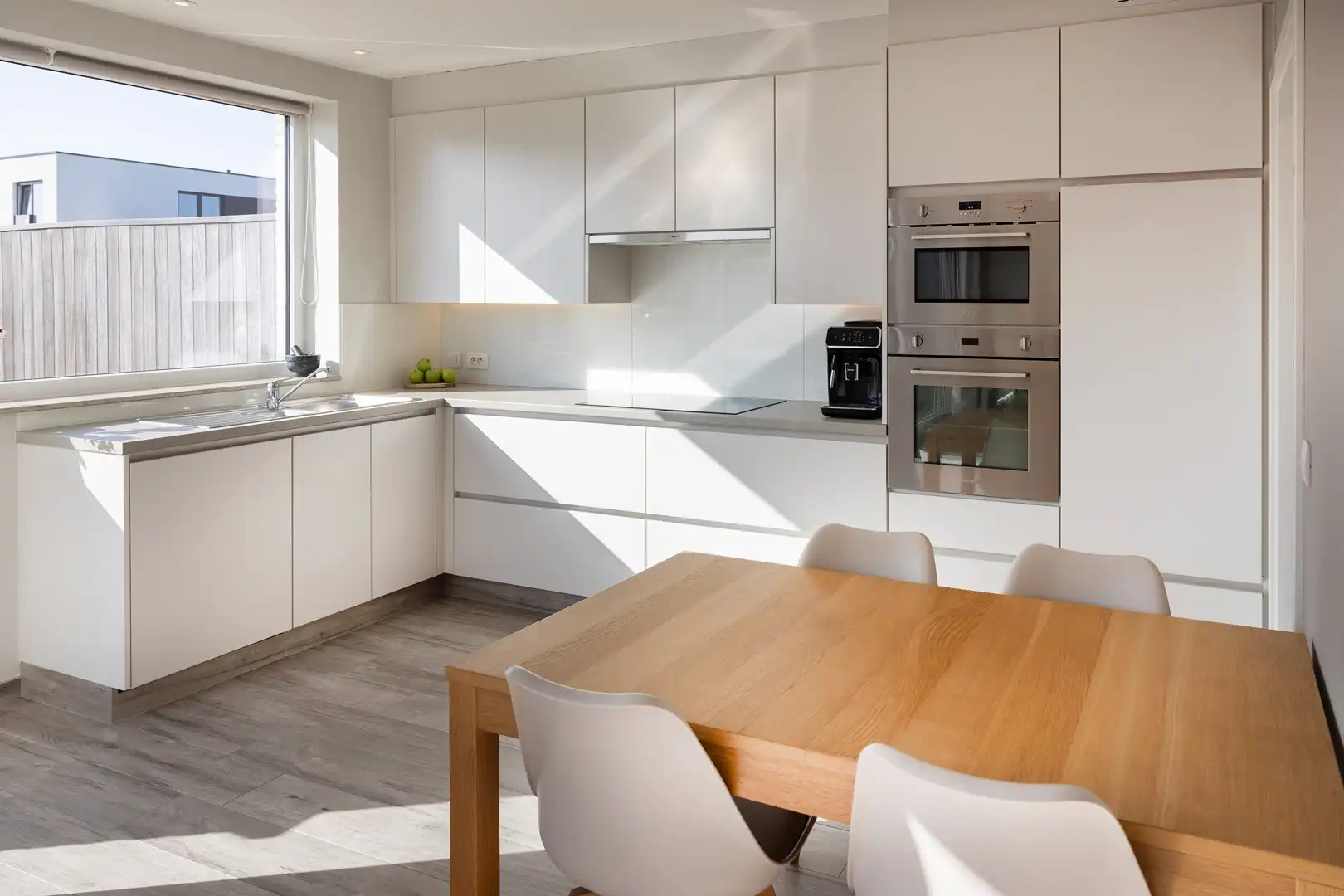 Jonge halfopenwoning met inpandige garage en aangename tuin. foto 6