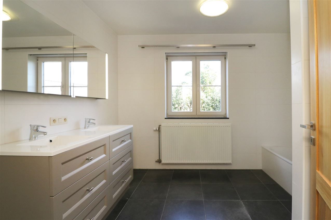 Recente woning met vier slpk, tuin, garage op rustige locatie foto 24