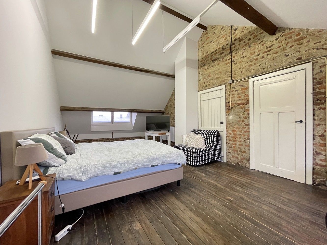 Unieke gerenoveerde woning met 5 slaapkamers en bureau foto 26