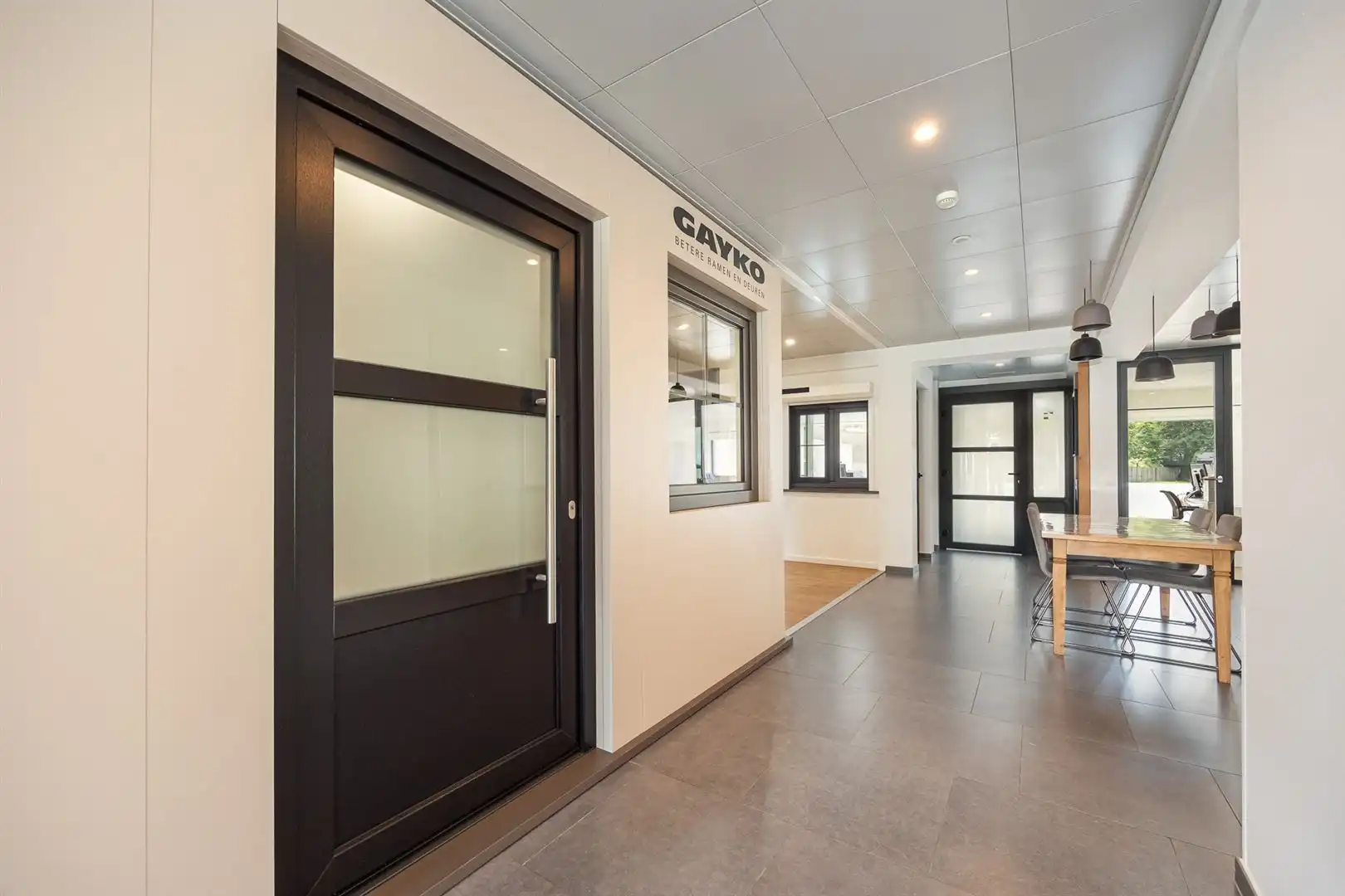 Commerciële toplocatie met privéparking foto 6