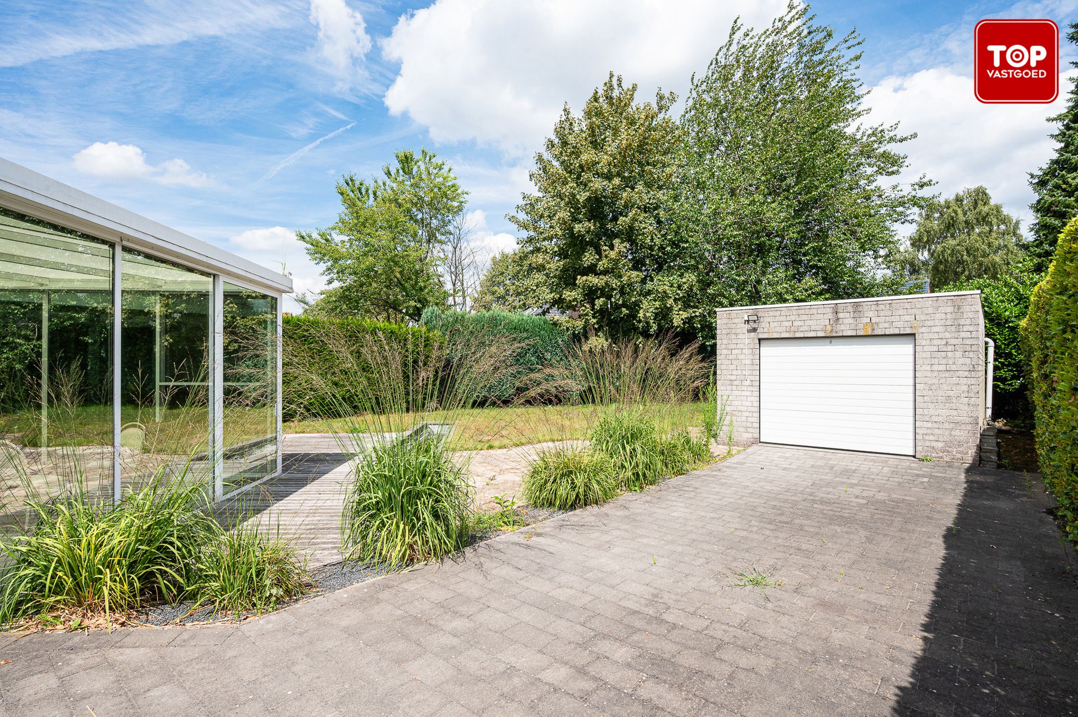 Open bebouwing een perceel van 690m² met mooie tuin en garage.  foto 16