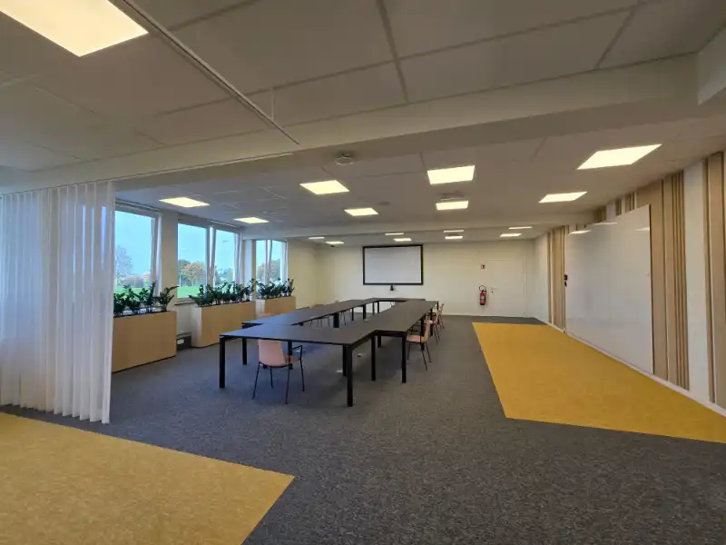 Industriële site met kantoorruimte te huur foto 8