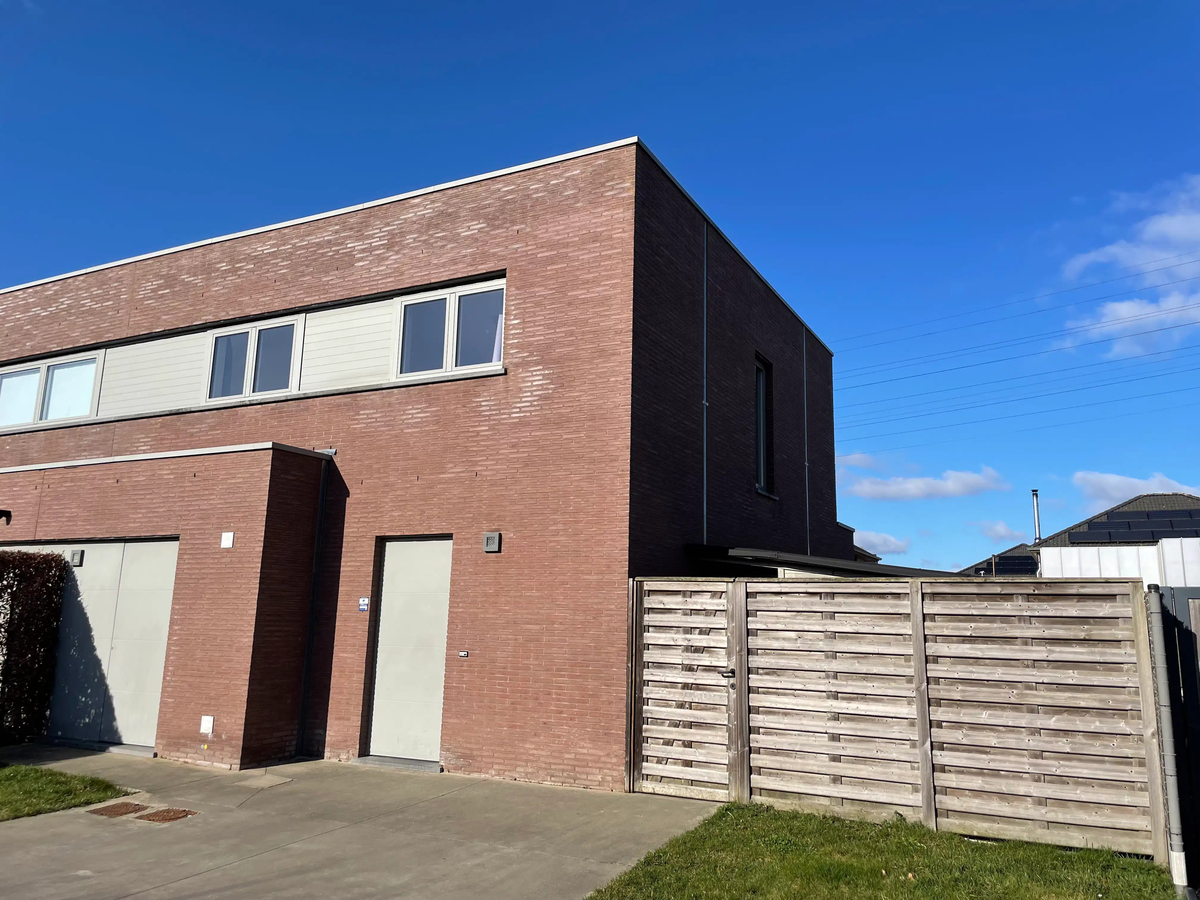 Moderne 3-slpk EENGEZINSWONING + tuin foto {{pictureIndex}}