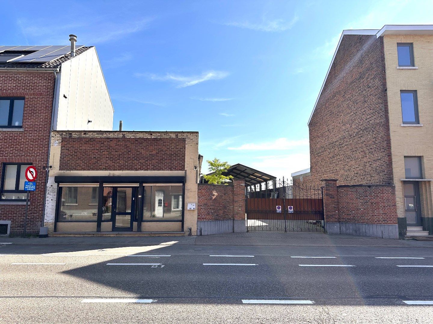 Ruim handelspand met magazijnen, loods, bureelruimte en tuin foto {{pictureIndex}}