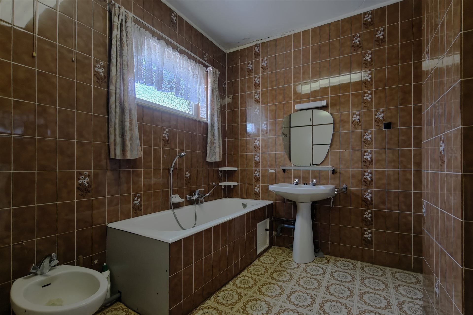 Goed onderhouden woning met 3 slpk. en 2 ingangen in Mopertingen foto 15