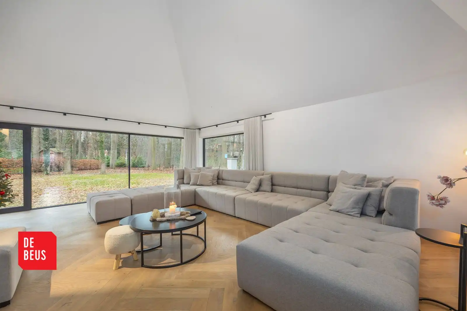 Exclusieve recente villa op uitzonderlijk ruim perceel in groene omgeving foto {{pictureIndex}}