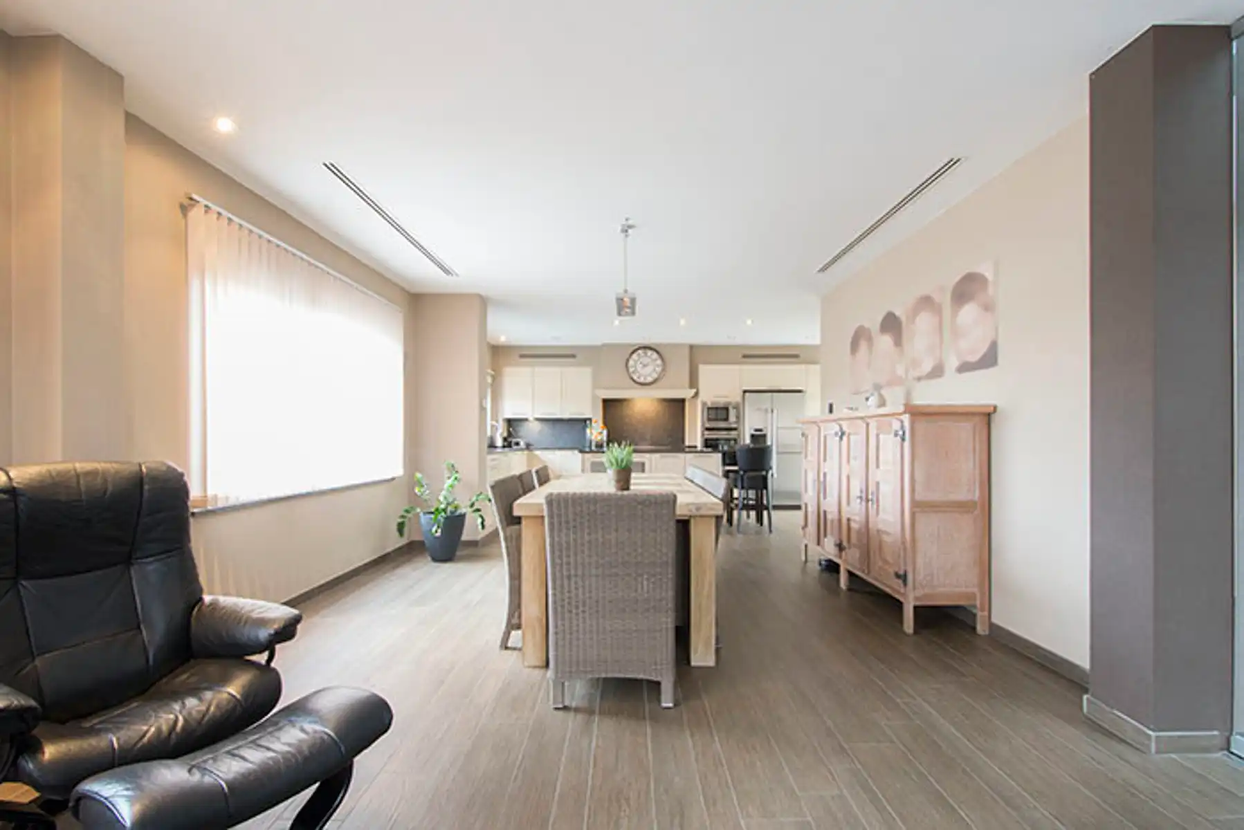 Prachtige ruime woning met 3 slaapkamers, airco en zonnepanelen en loods foto 4