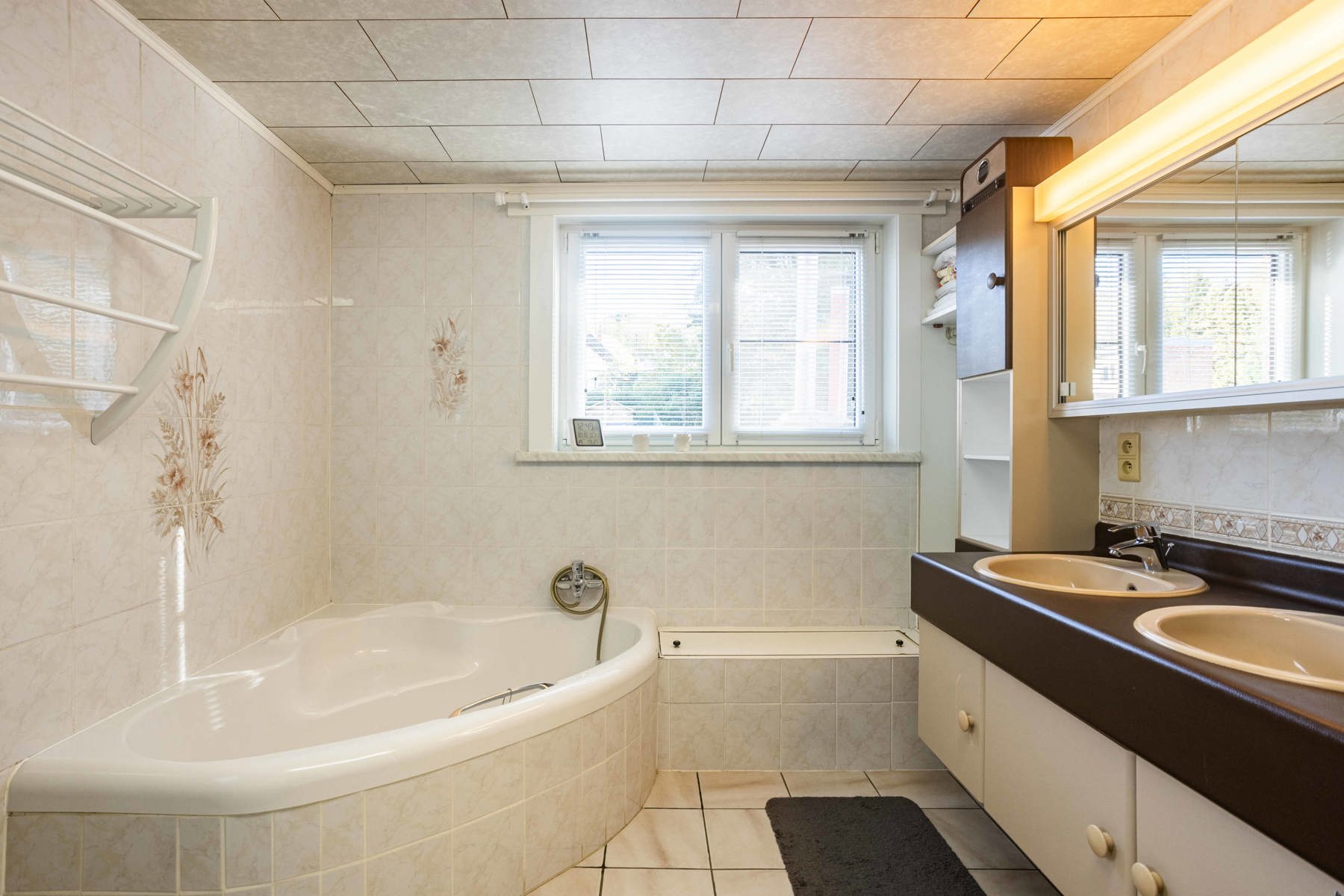 Charmante gezinswoning met 4SLPK en tuin foto 12