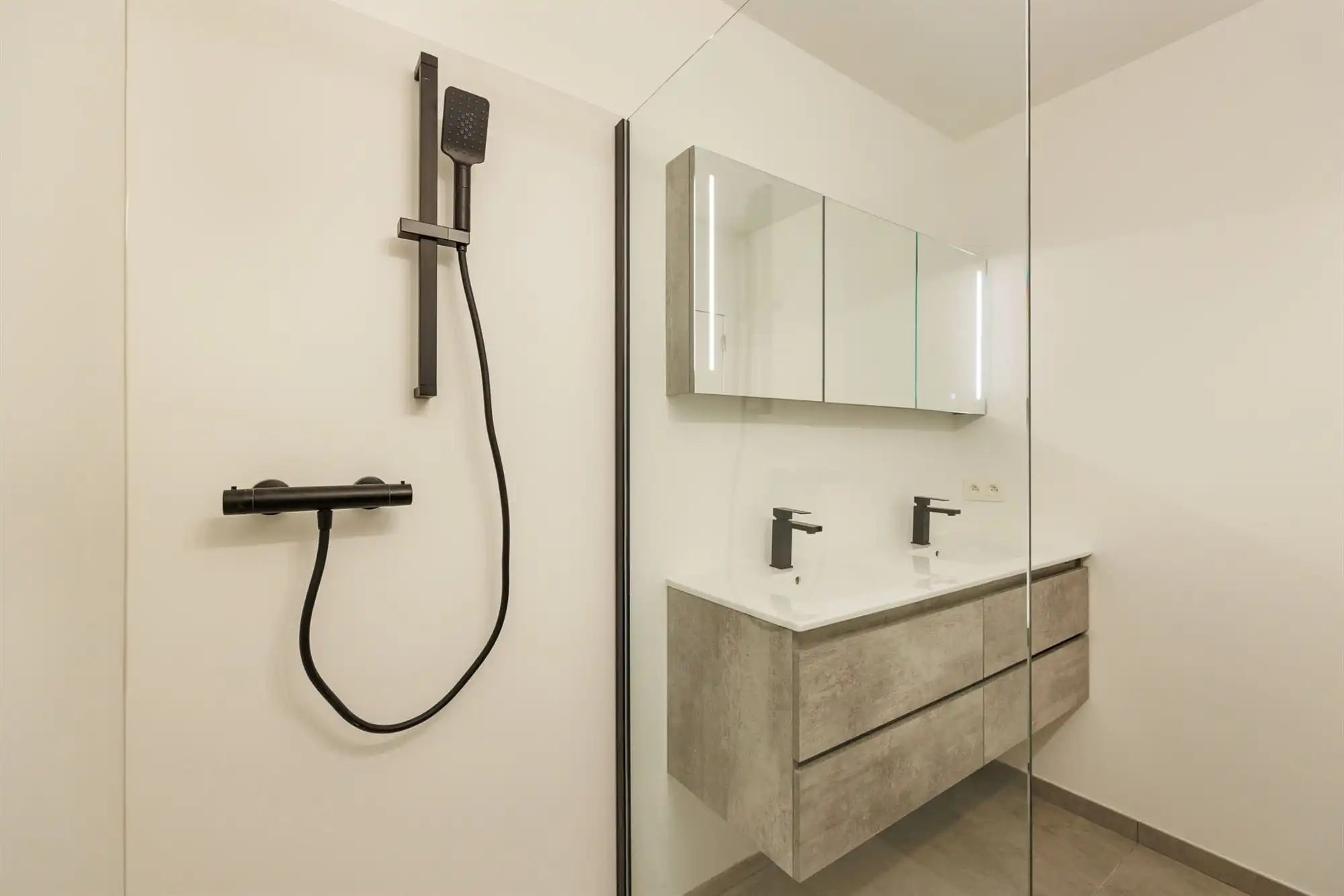 Lichtrijk gelijkvloersappartement met 2 slpk op TOPlocatie foto 17