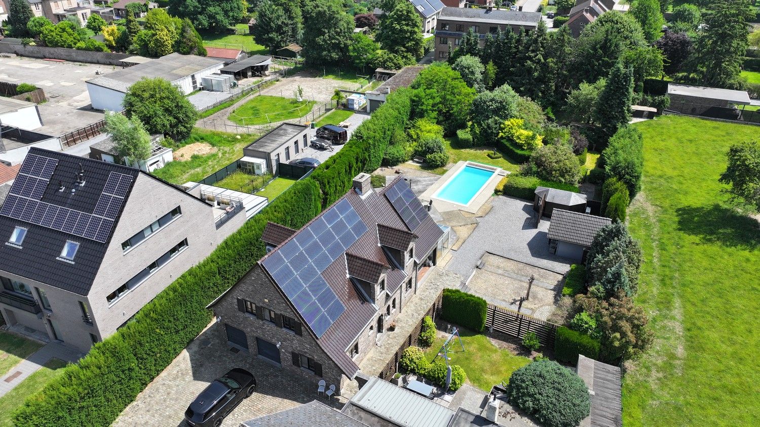 Royale woning met 5 slaapkamers en zwembad, gelegen op een perceel van 23a te Neerharen foto {{pictureIndex}}