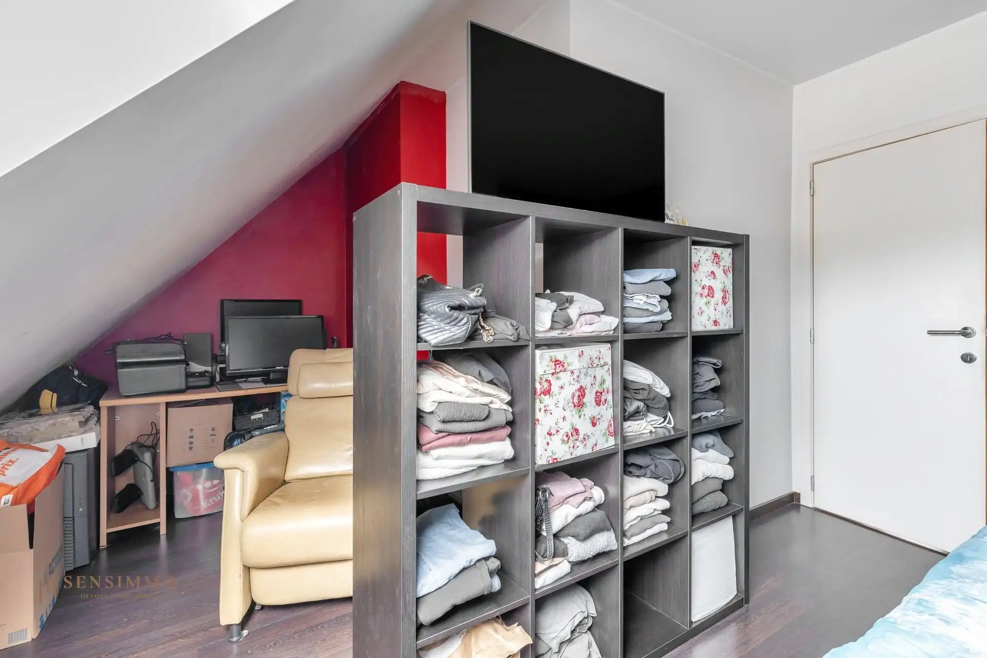 RUIM DUPLEX-APPARTEMENT VLAKBIJ CENTRUM MET 3 SLP, TERRAS, 2 AUTOSTAANPLAATSEN + 2 BERGINGEN foto 17