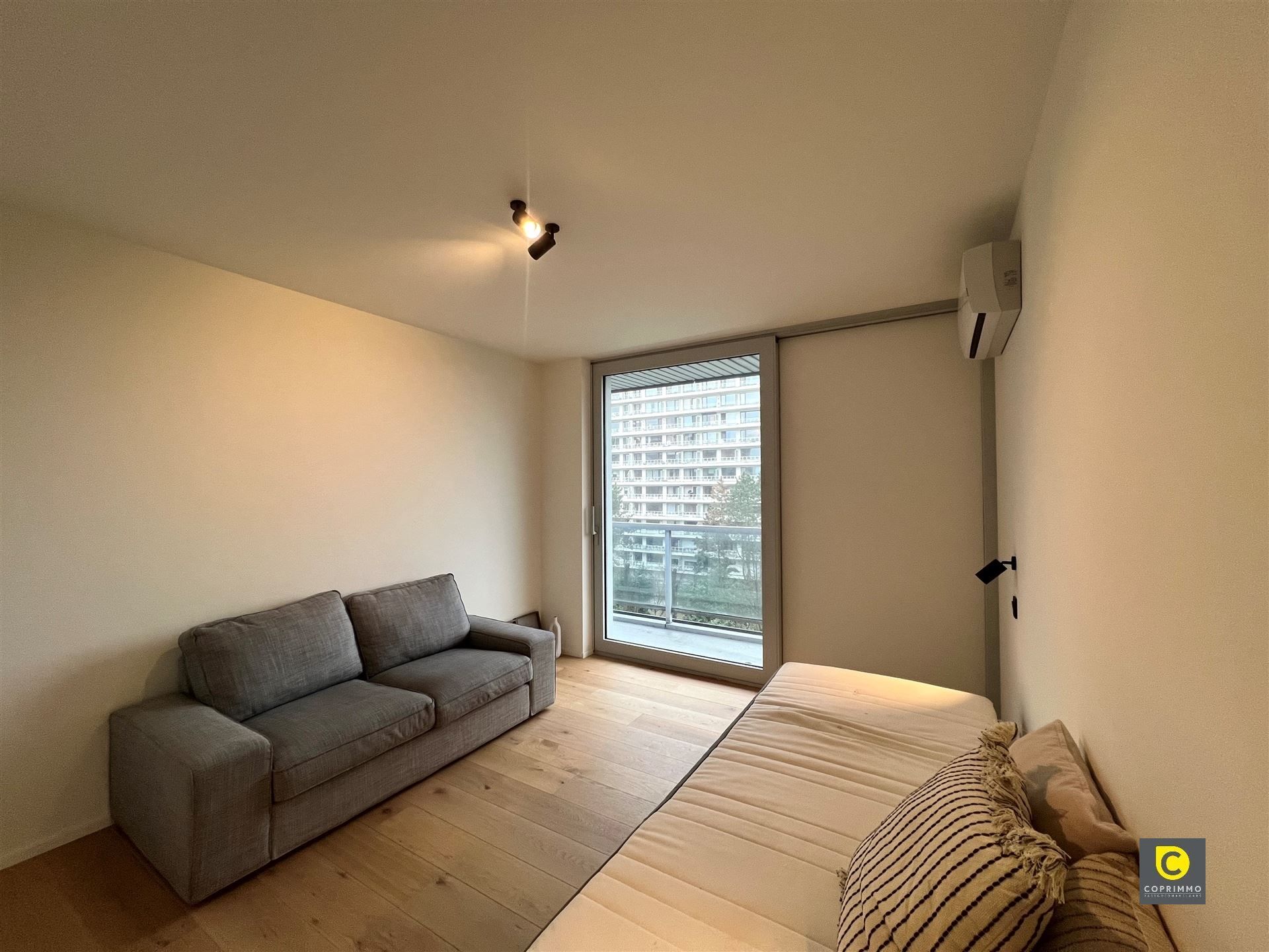 Volledig gerenoveerd 2-slk appartement met ruim terras en garagebox te Berchem! foto 4