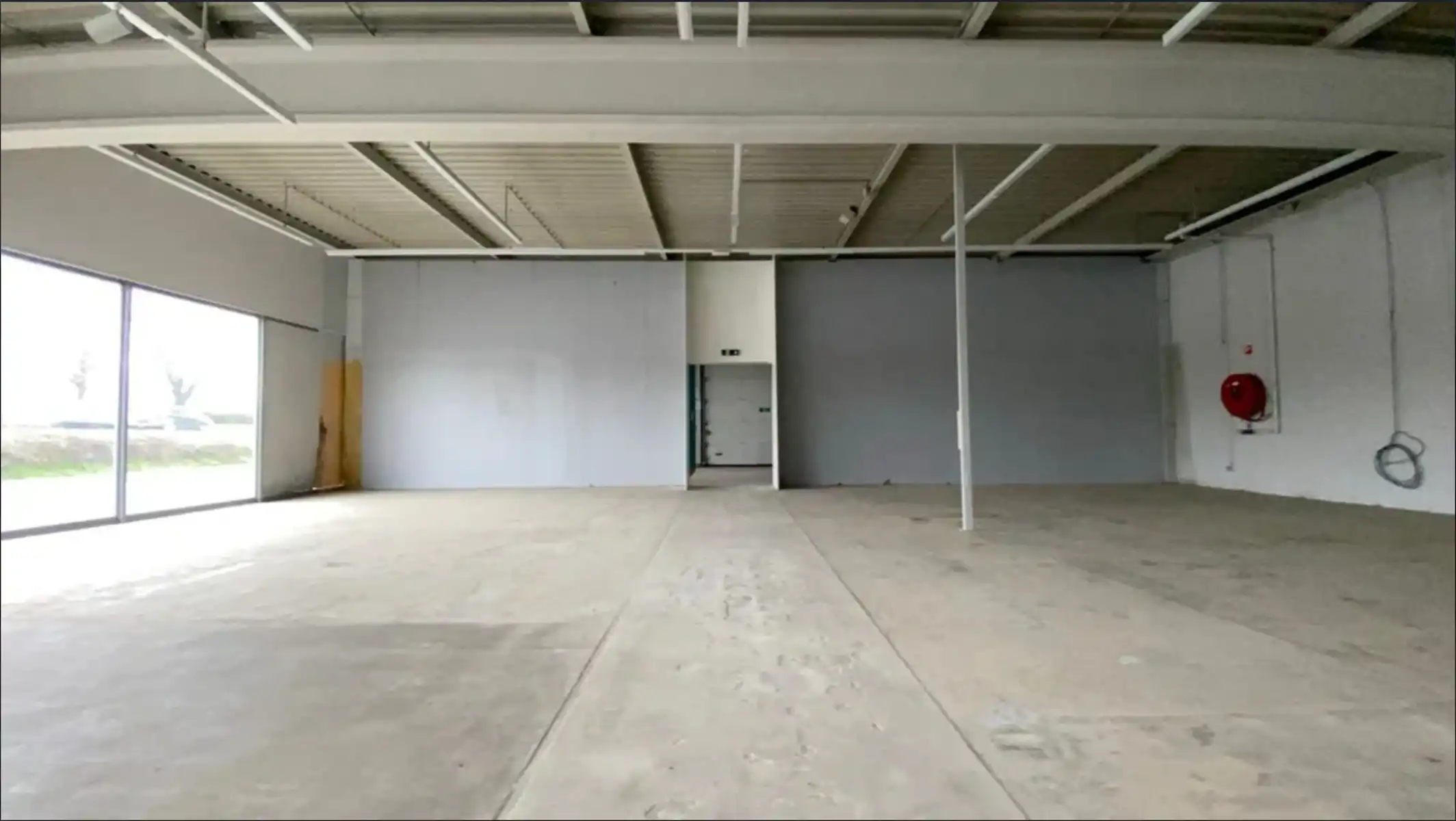 Handelspand met uitstekende visibiliteit langs de N16 in Sint-Niklaas foto 9