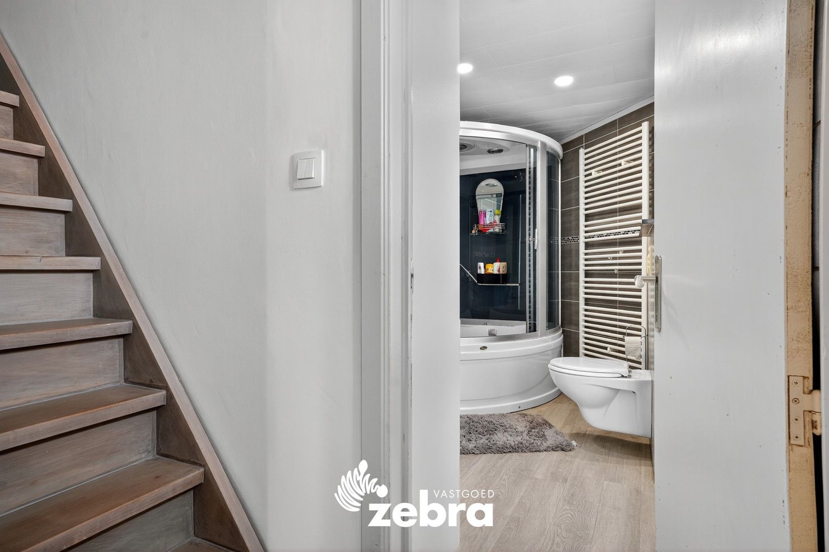 Ruime, instapklare woning met 5 slaapkamers en dubbele garage te Koolskamp! foto 9