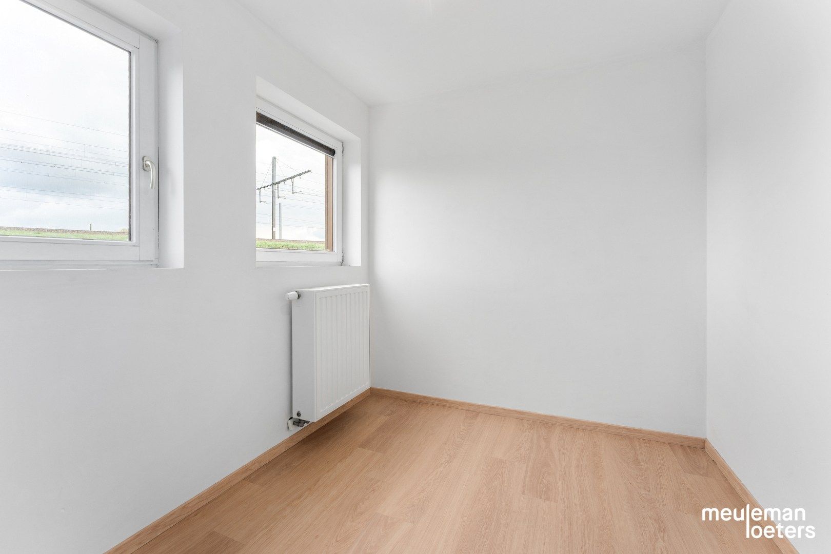 Eigentijdse halfopen woning met carport en tuin foto 11