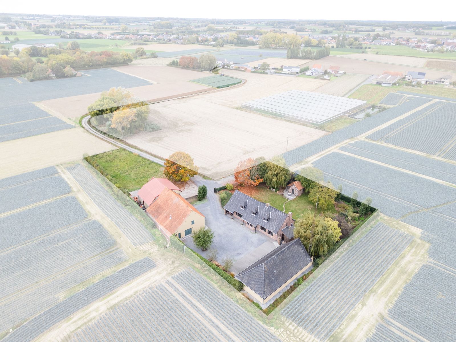 Landhuis met 2 magazijnen, rustig gelegen op 5.388 m² foto {{pictureIndex}}