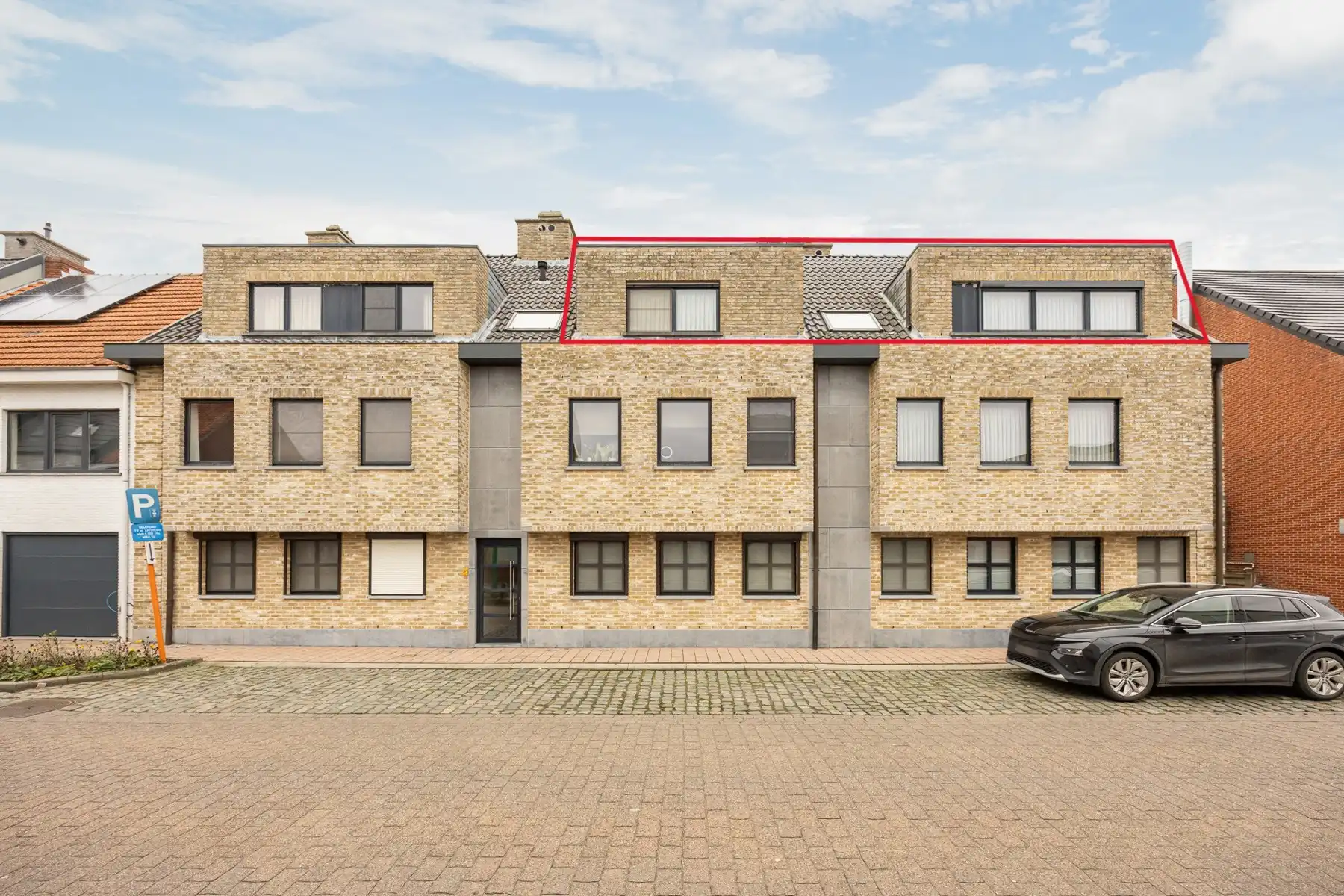 Dakappartement met lift, ruim terras, zolder, kelderberging en ruime garage. foto {{pictureIndex}}